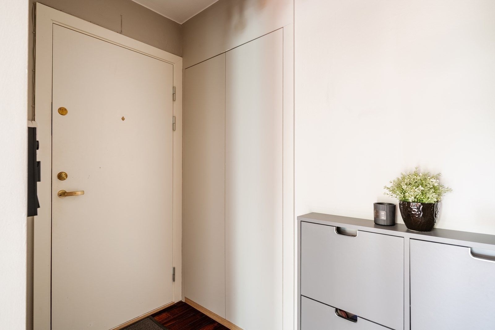 I entréen er det et praktisk, integrert garderobeskap. Galleribilde
