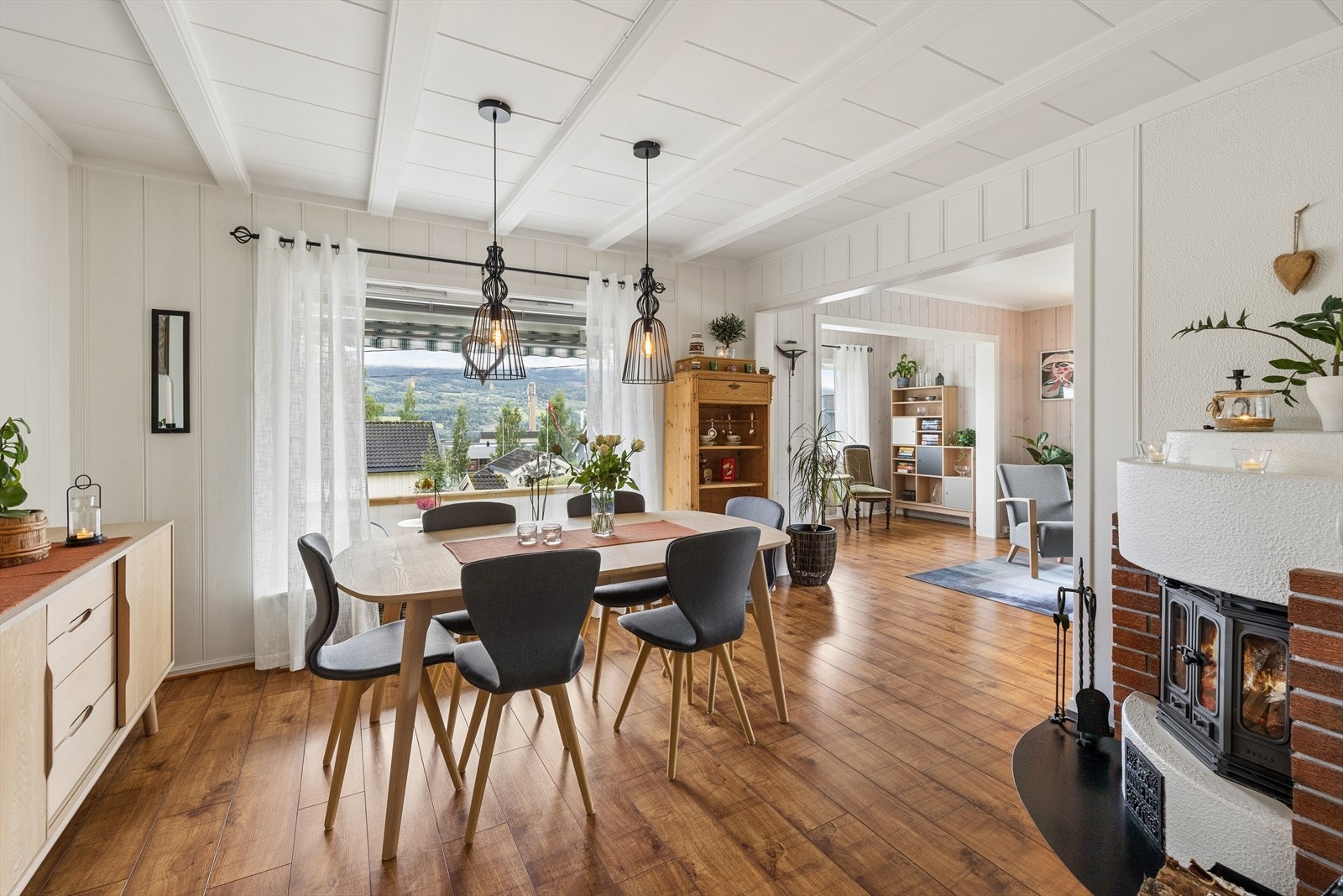 Spisestuen har god plass til langbord og et eget ildsted for ekstra hygge. Galleribilde
