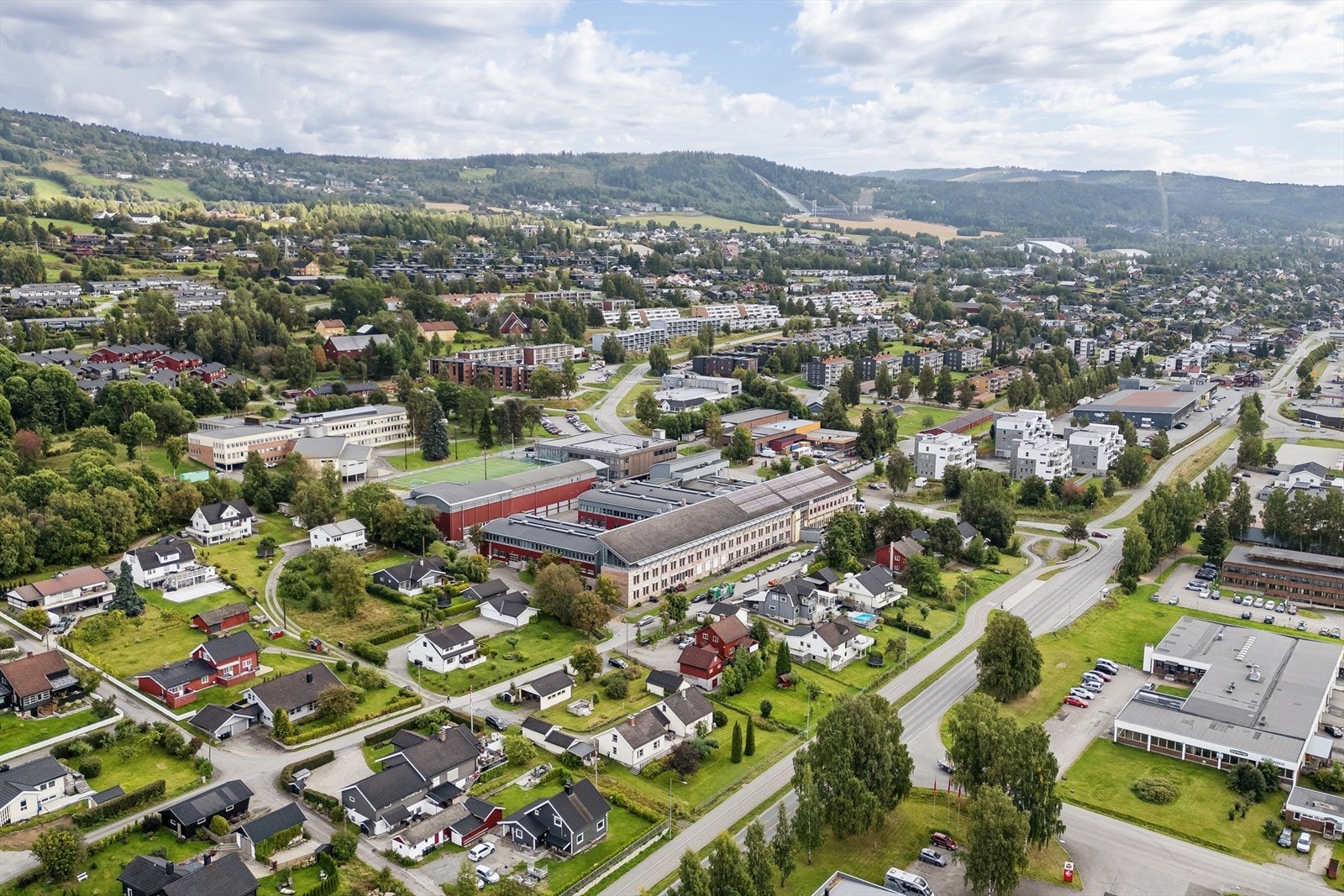 Nærmeste dagligvarebutikk er Kiwi som ligger innen kort gangavstand fra boligen, på vei mot sentrum finner du også Rosenlund Bydelssenter. Galleribilde