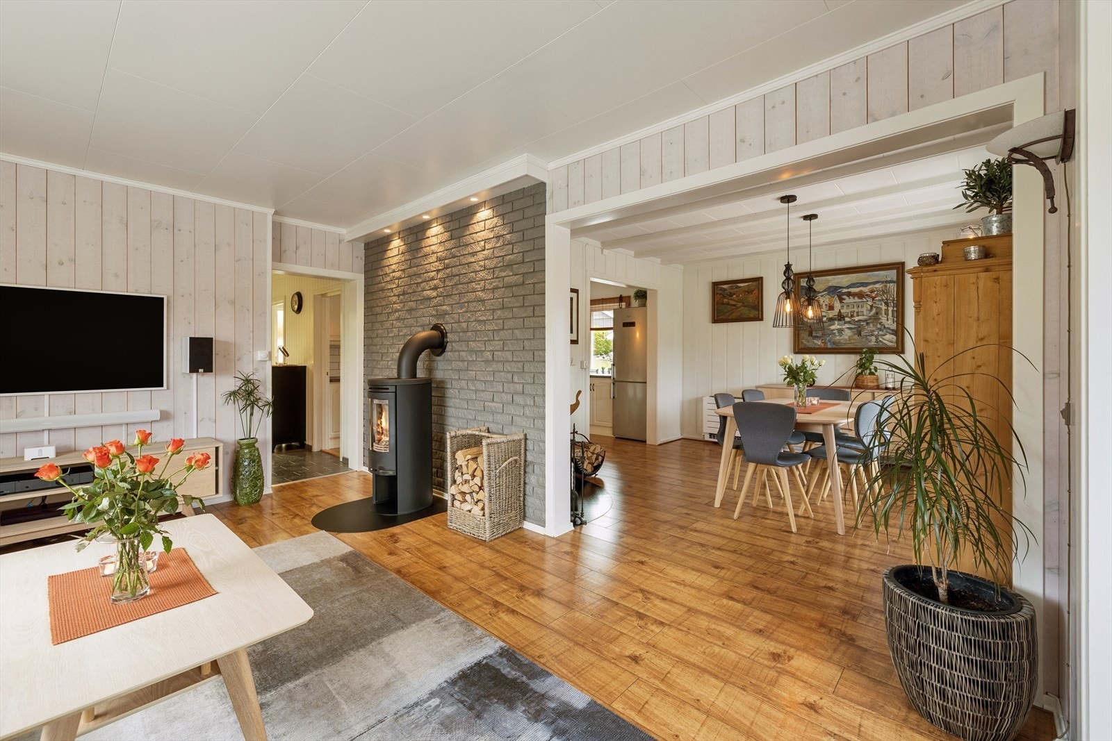 Den vinkelformede planløsningen gir gode møbleringsmuligheter og gjør det enkelt å etablere naturlige soner for både spiseplass og sofagruppe. Galleribilde
