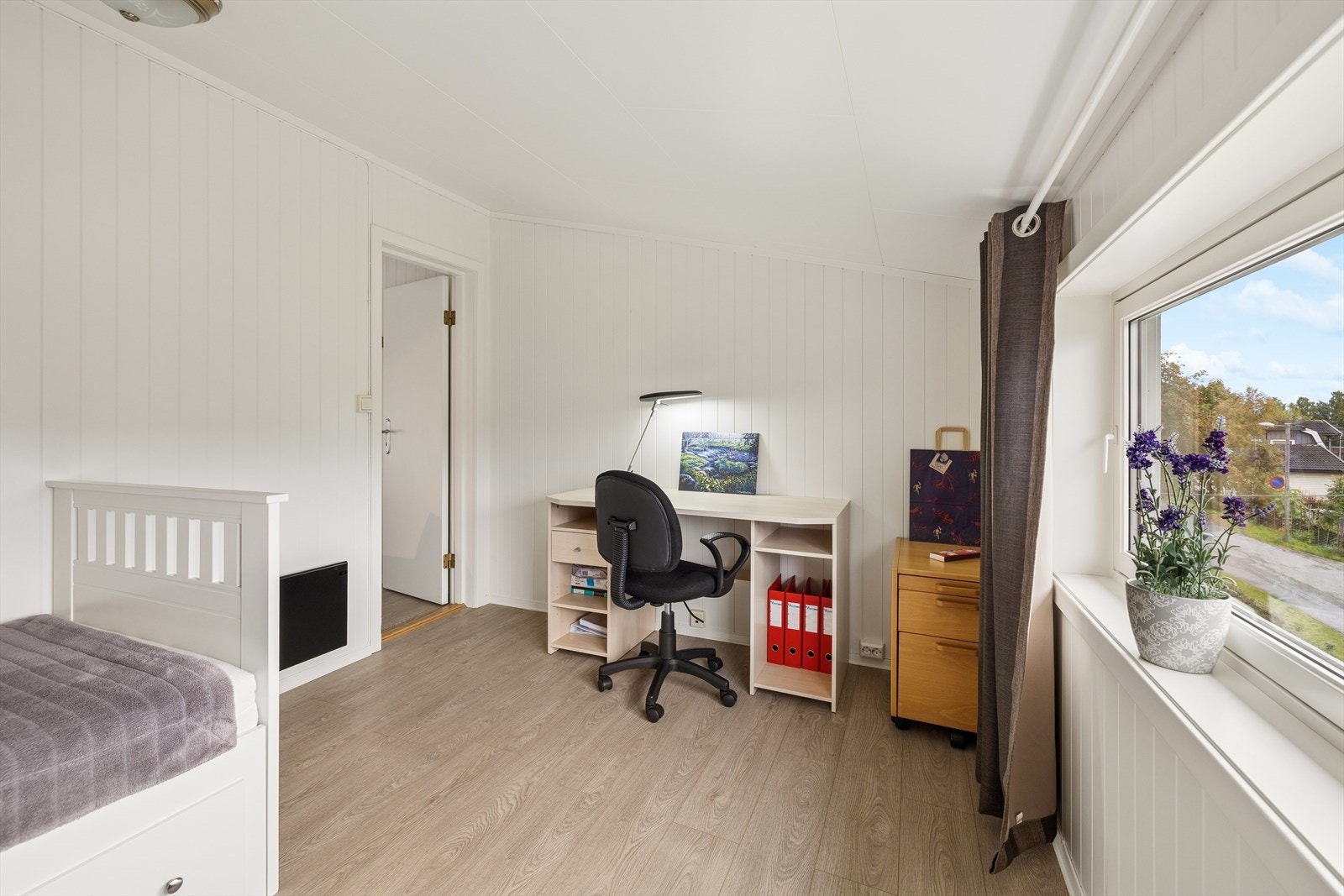 Ett av de øvrige soverommene med plass til seng og kontorløsning. Galleribilde