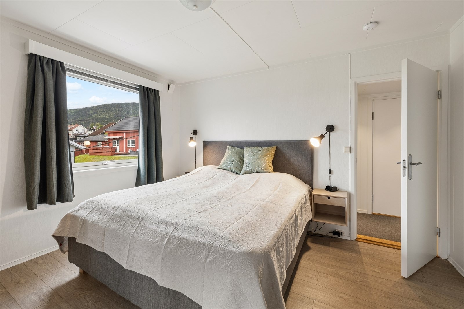 Loftsetasjen rommer bl.a. fire soverom og et bad. Galleribilde