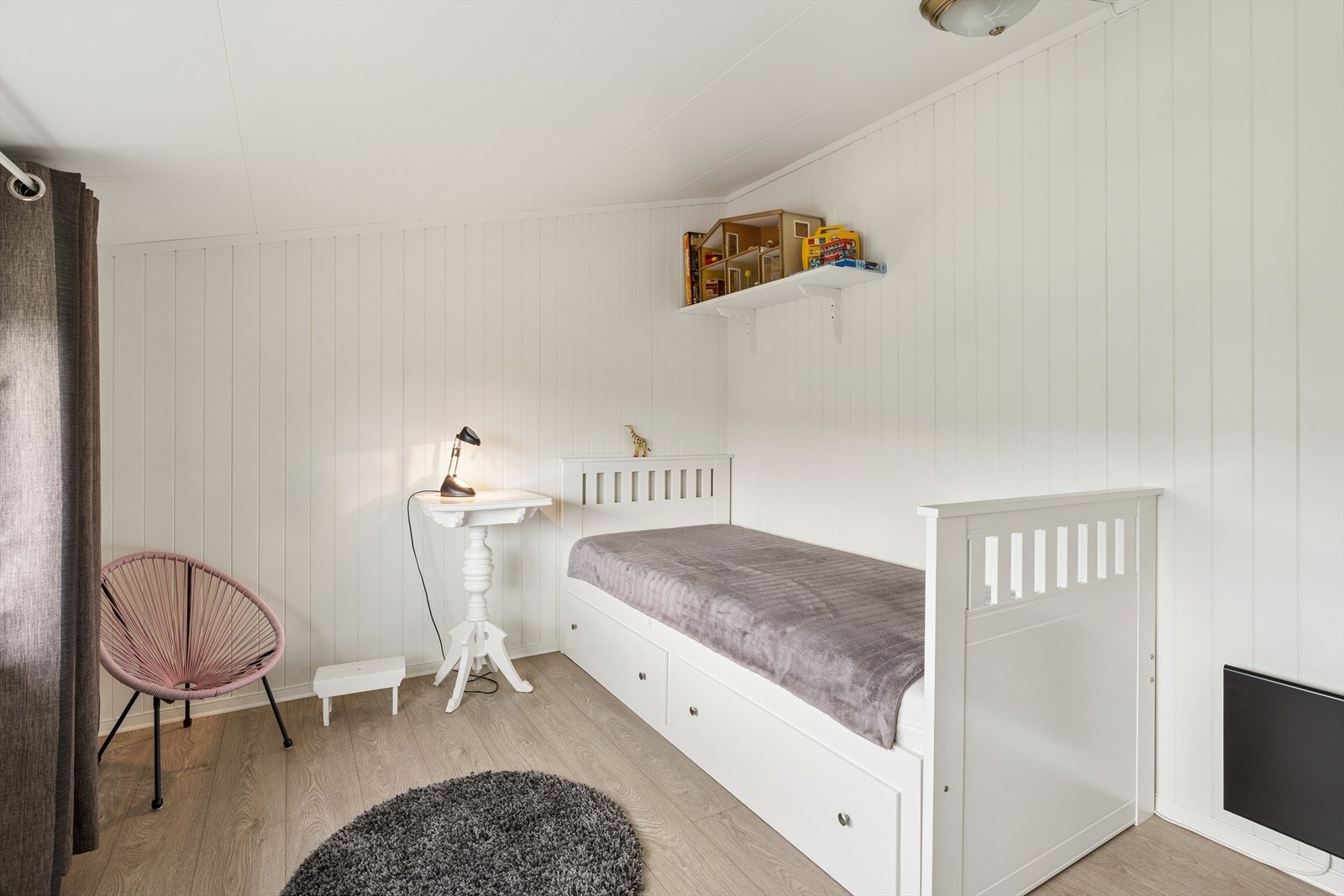 Alle de fire soverommene er praktisk samlet i loftsetasjen sammen med boligens bad. Galleribilde