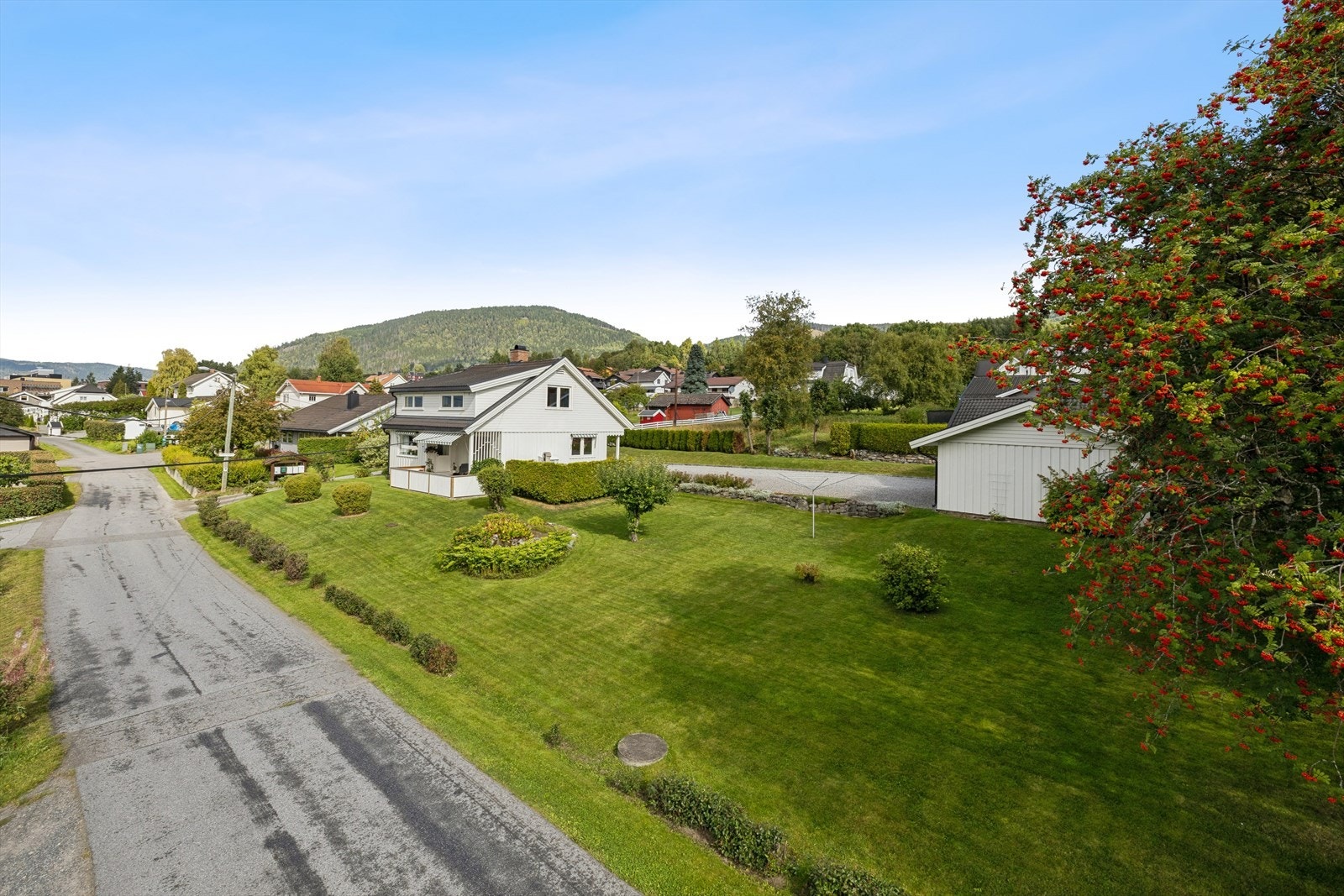 Eiendommen har en stor, velholdt hage med plen og beplantning - klar for lek og moro! Galleribilde