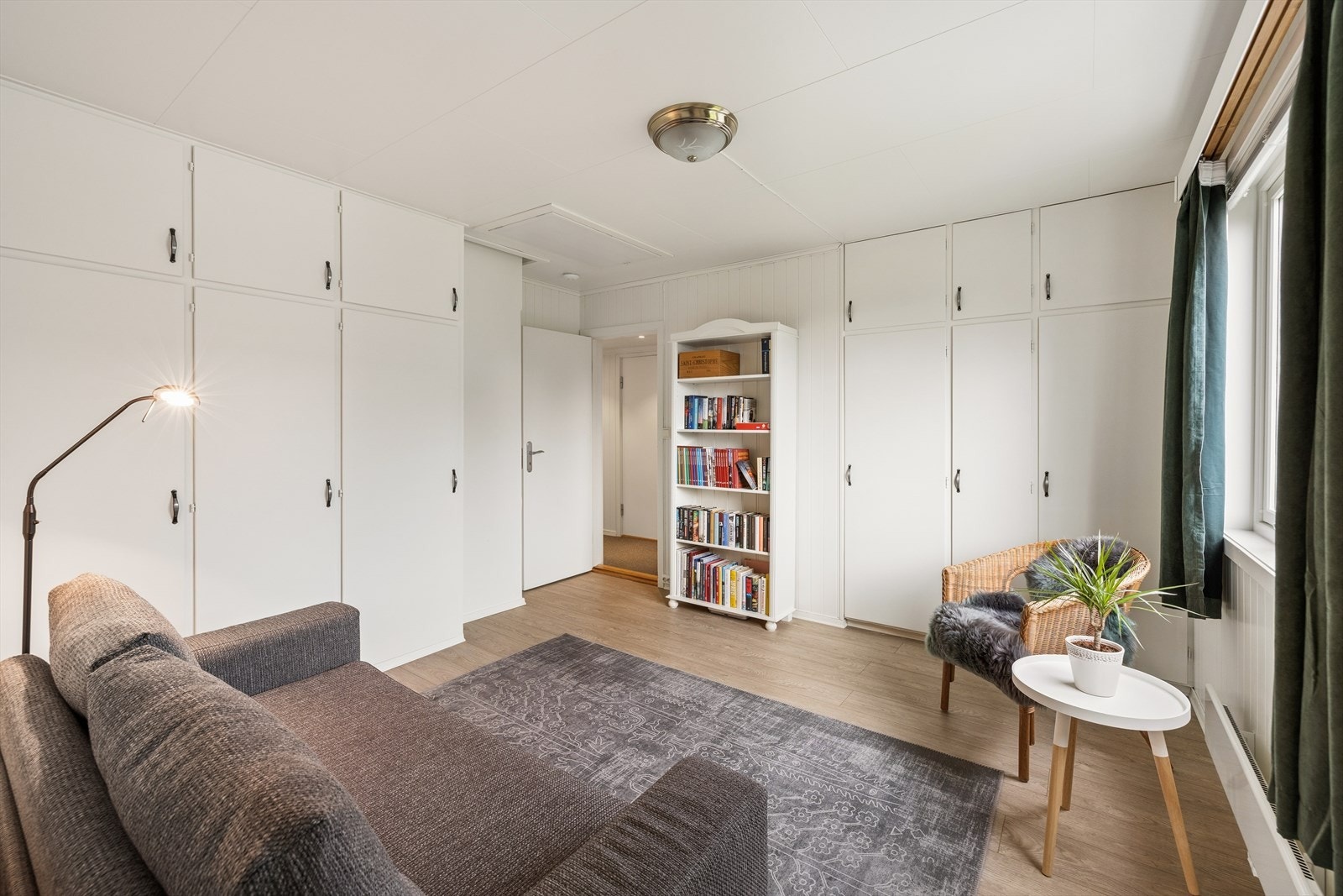 Ett av soverommene er utstyrt med plassbygde garderobeskap. Galleribilde