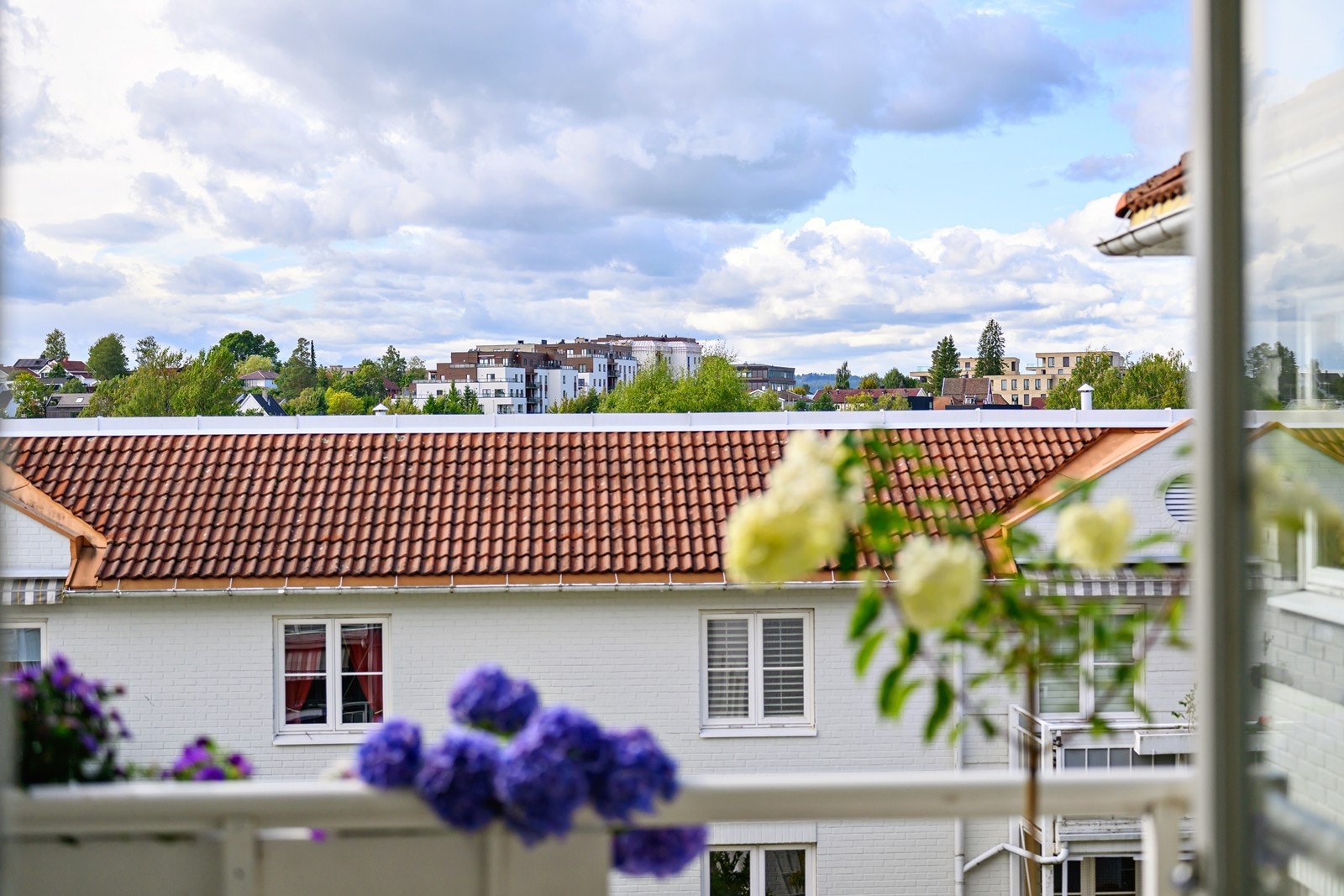Balkongen er solrik, og ligger lunt og skjermet med sen kveldssol Galleribilde