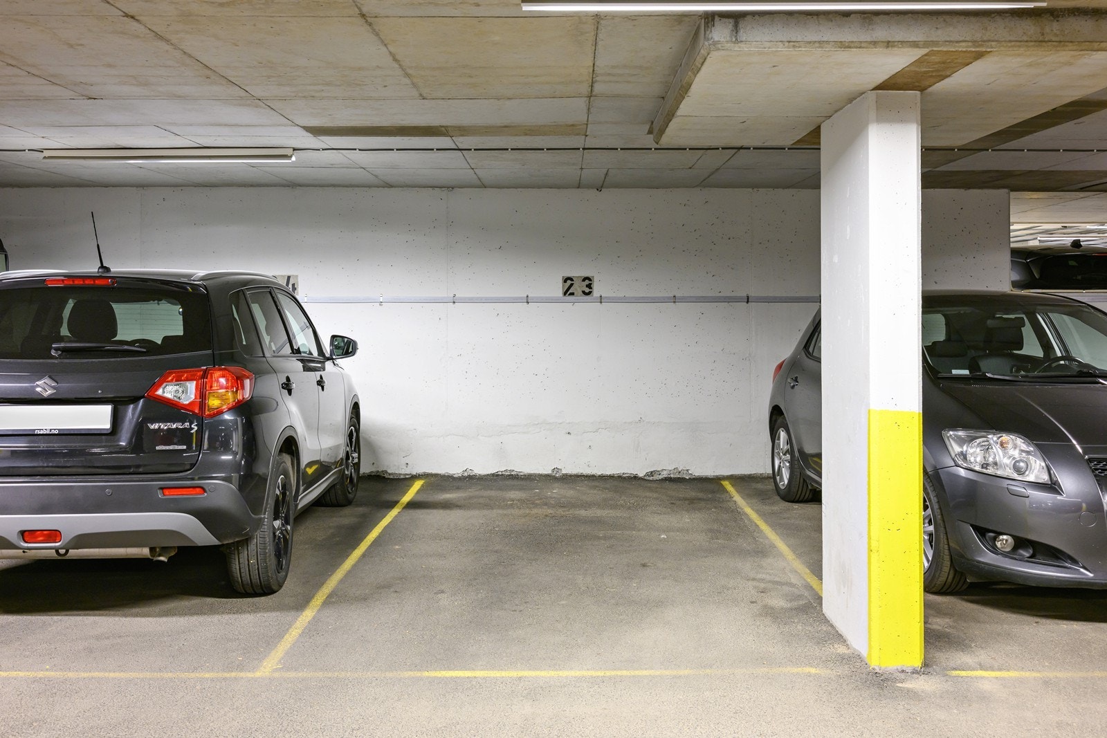 Leiligheten har bruksrett til garasjeplass nr. 23 i felles garasjeanlegg. Det er heis direkte ned til garasjeanlegget Galleribilde