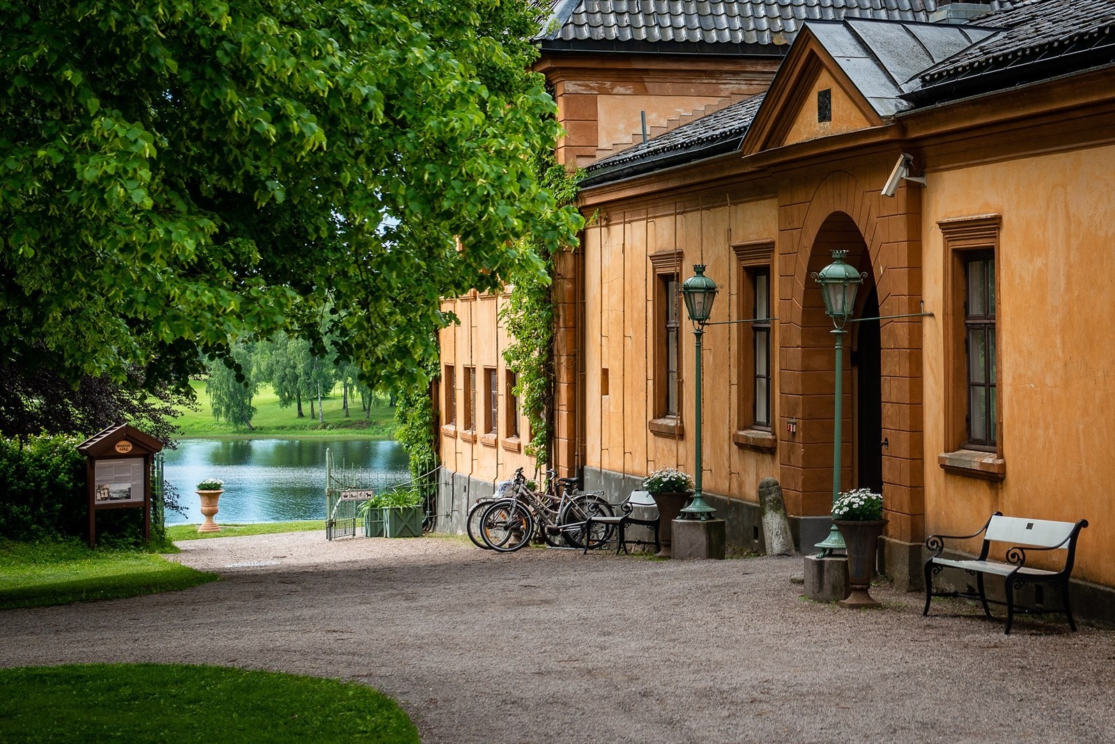 Vinterstid prepareres skiløyper, mens sommerhalvåret inviterer til gå- og sykkelturer og fine utflukter til blant annet Bogstad gård og Bogstadvannet Galleribilde