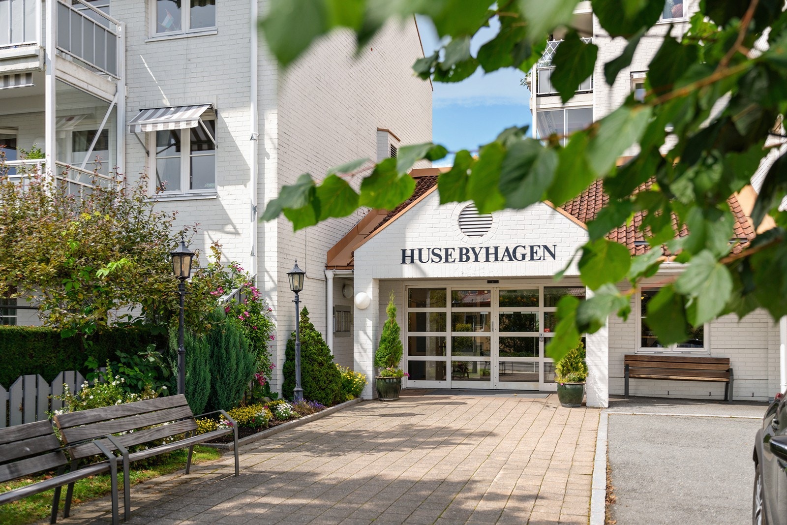 Eiendommen har et representativt og innbydende inngangsparti med gjesteparkering utenfor og vindu til Daglig leders kontor Galleribilde