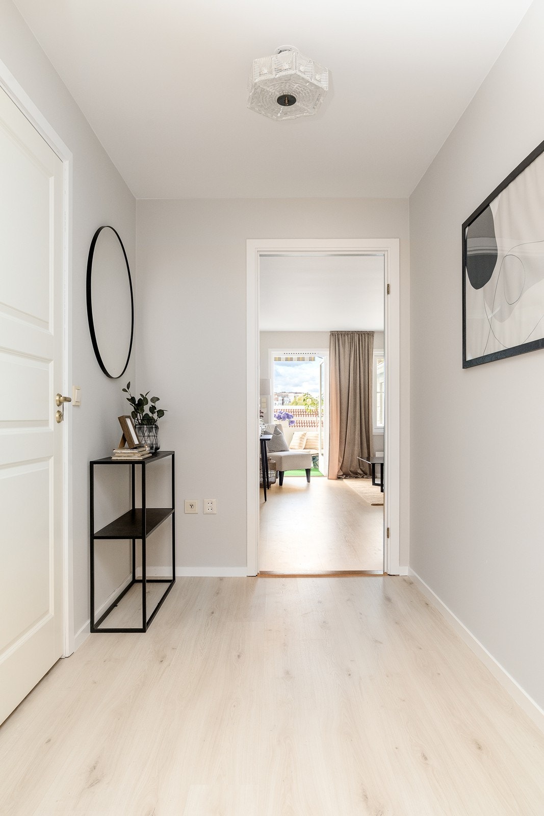 Leiligheten disponerer en kjellerbod på ca. tre kvm og garasjeplass, med praktisk heisadkomst fra leilighetsplan Galleribilde