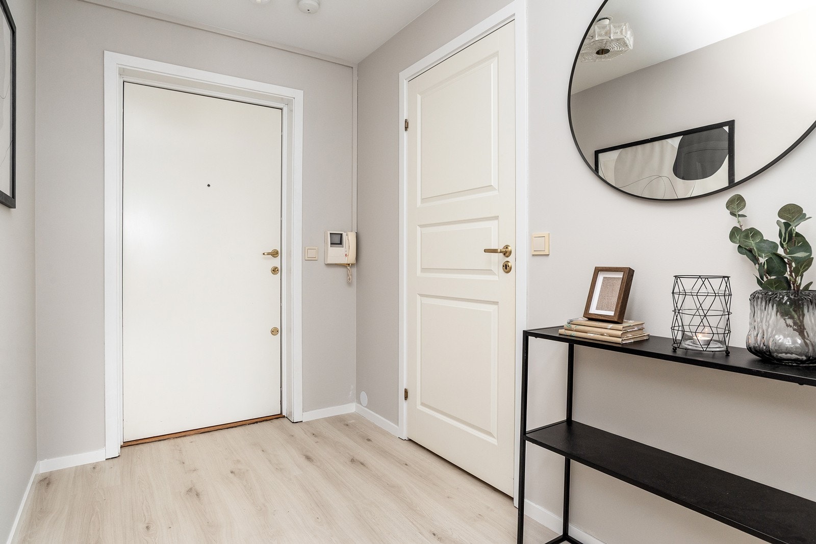 Entré med laminatgulv fra 2023 og nymalte veggflater. Porttelefon med fjernåpner og plass til oppbevaringsmøblement Galleribilde