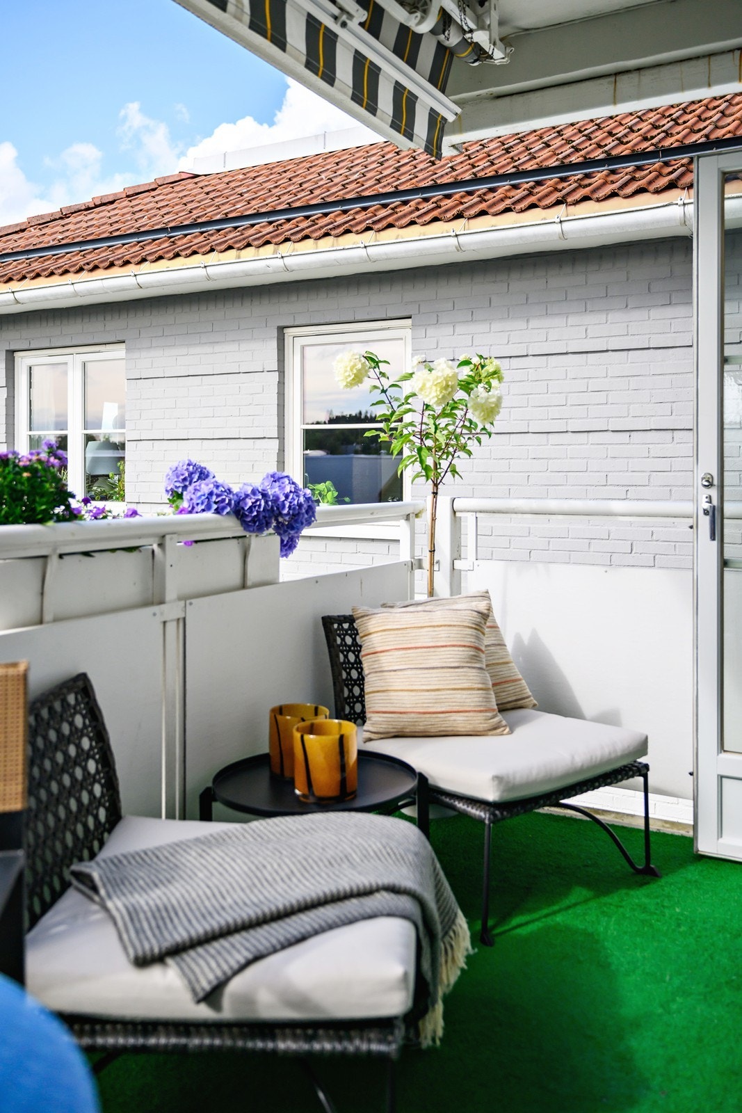 Balkongen har utebelysning og markise for solskjerming Galleribilde