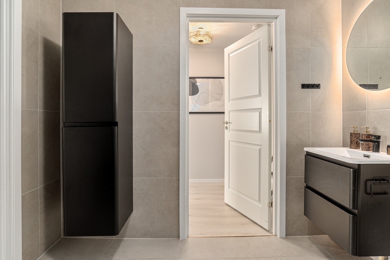 Badet har adkomst fra både entré og soverom via garderobe Galleribilde