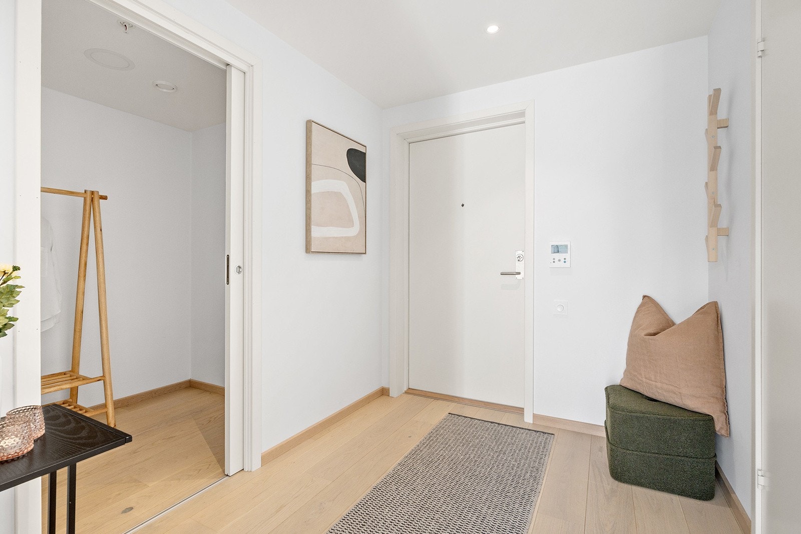Innbydende og romslig entre med plass til b.l.a jakkeoppheng og speil det er montert dør-calling anlegg for en enkel adkomst. Galleribilde