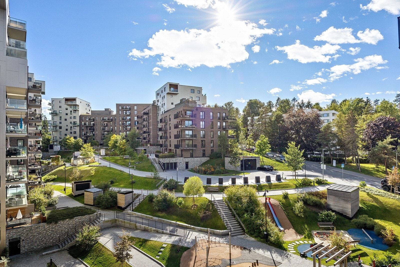 Utsikt fra balkong - Borettslaget er meget pent opparbeidet og godt tilpasset alle aldre. Galleribilde