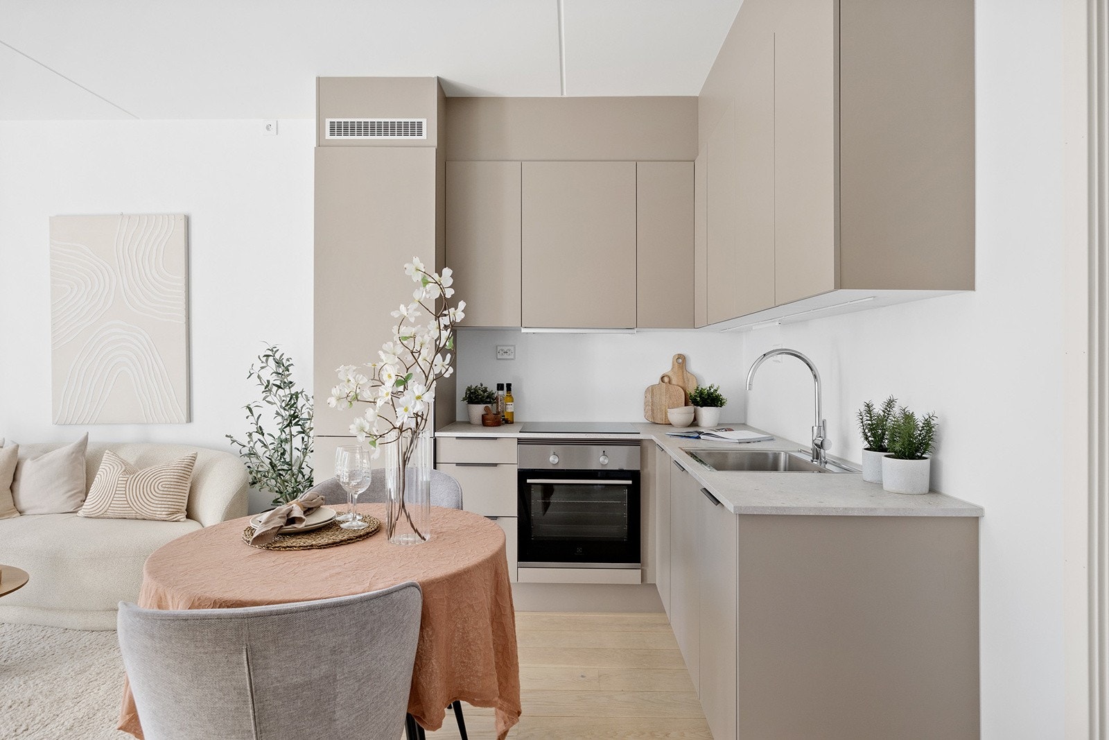 Stilrent kjøkken fra HTH med integrerte hvtevarer fra Electrolux. Galleribilde