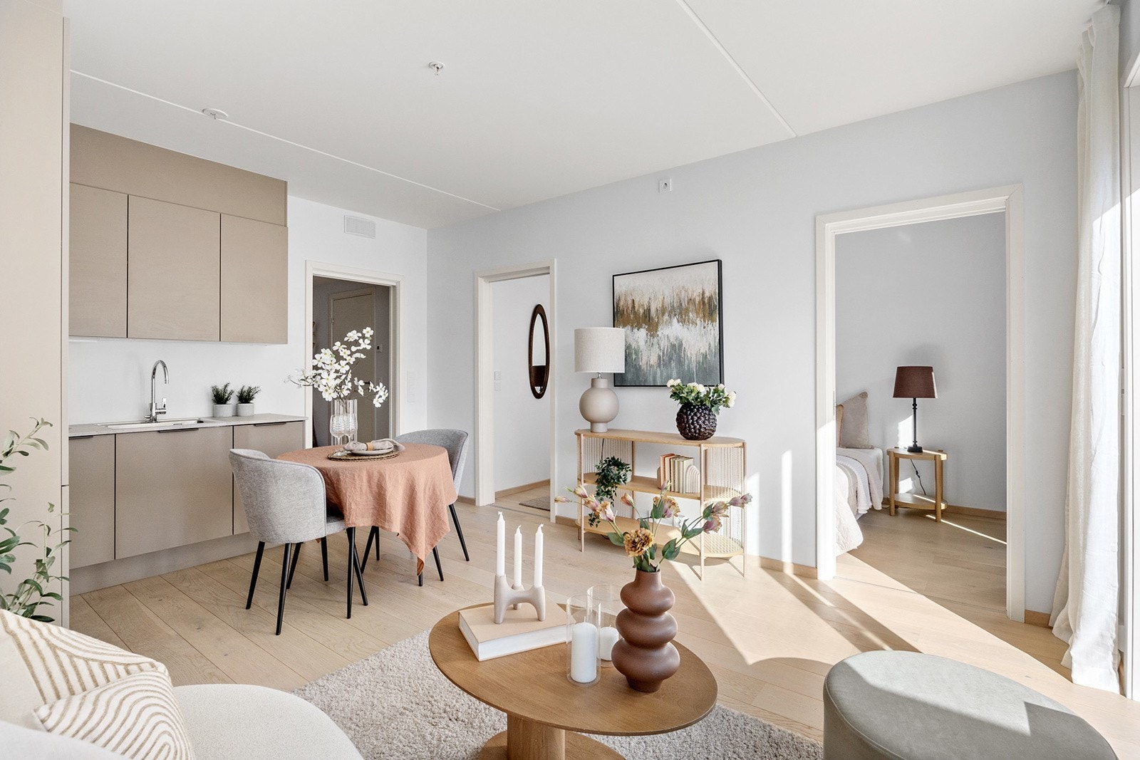 Her er det plass til et lite spisebord, samt sofa med stuebord, mediebenk og andre ønskede møblementer. Galleribilde