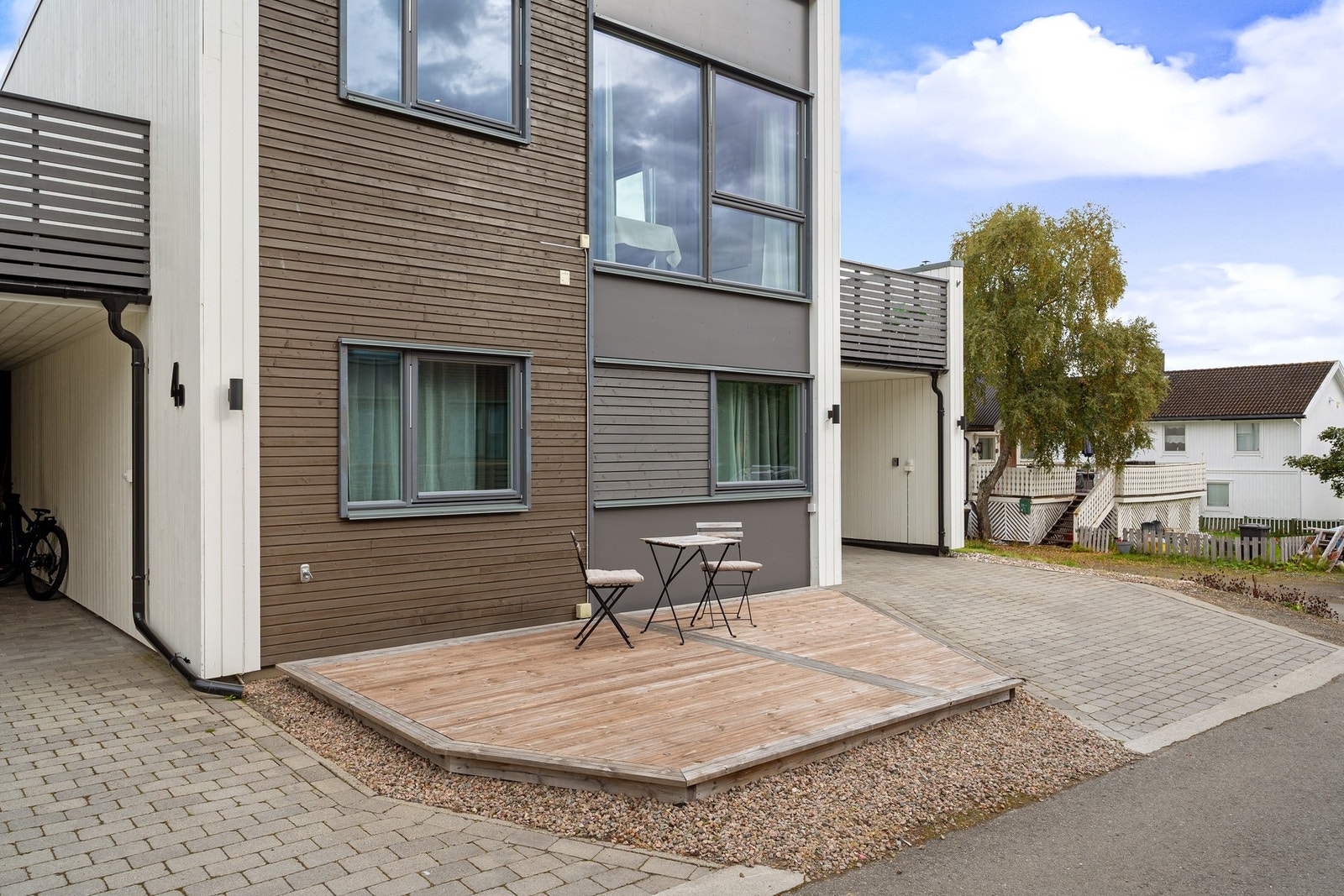Meget pent oppbygd inngangsparti med platting og ekstra uteplass Galleribilde