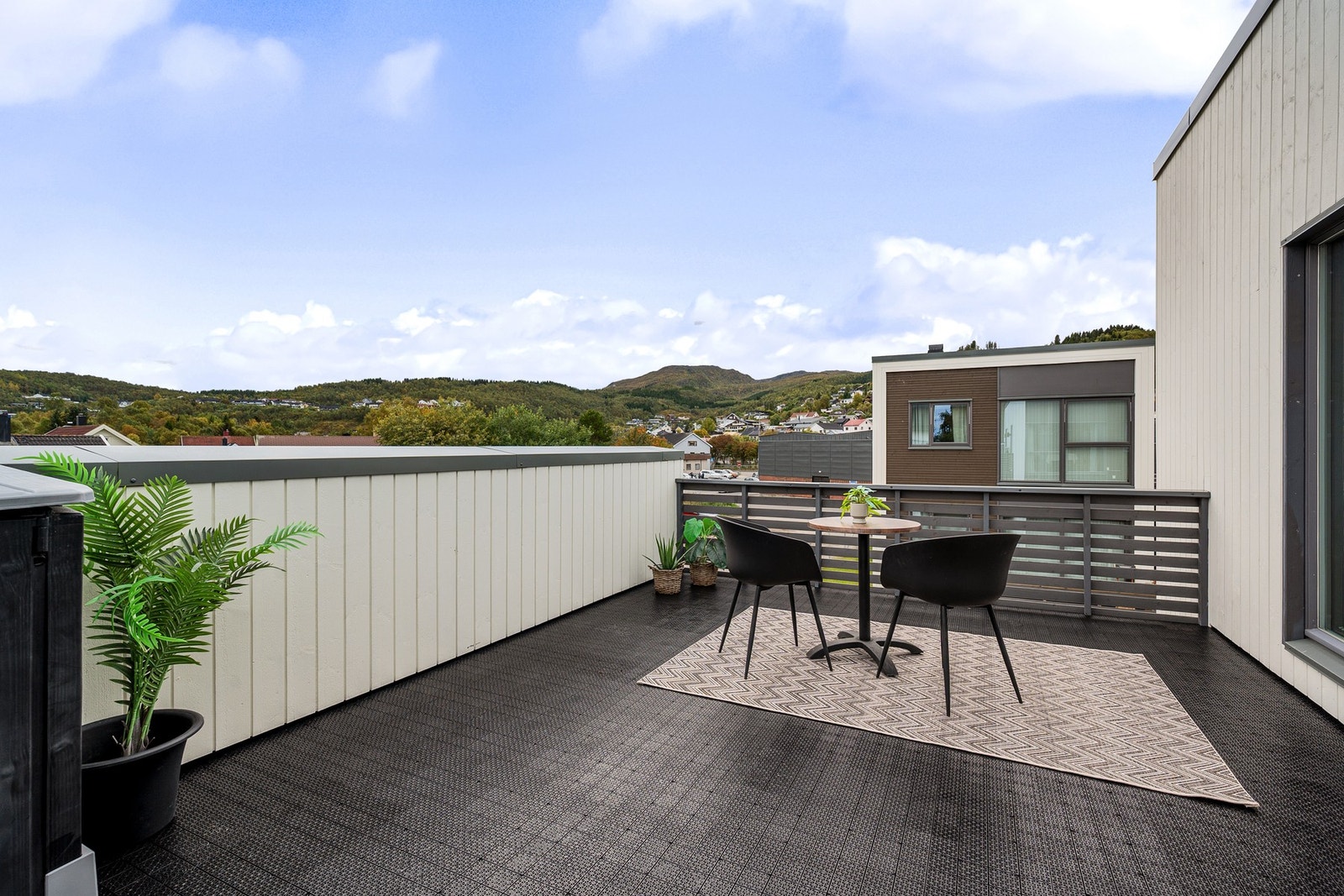 Meget romslig terrasse - her kan du nyte lange sommerdager! Galleribilde