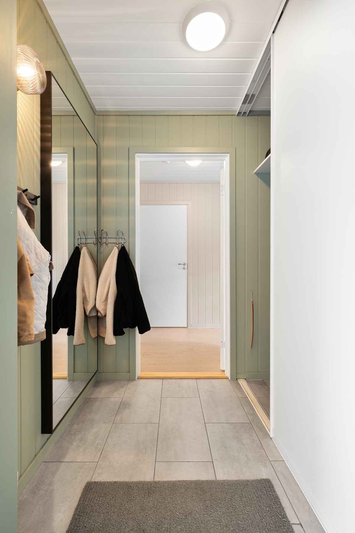 Entréen gir gode oppbevaringsmuligheter med skyvedørsgarderobe til høyre Galleribilde