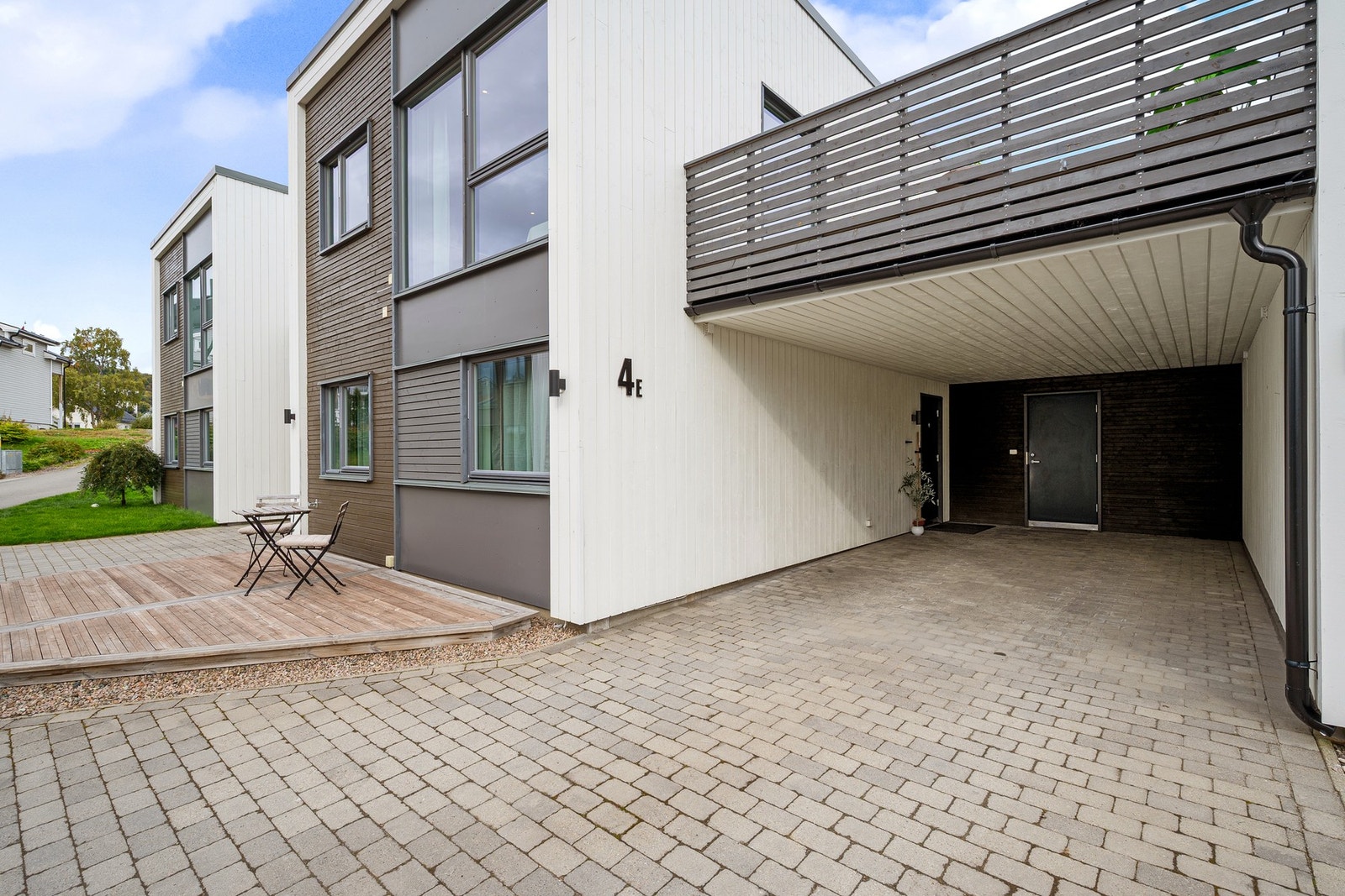 Fra carport/inngangsparti har du tilgang til bod og entre Galleribilde