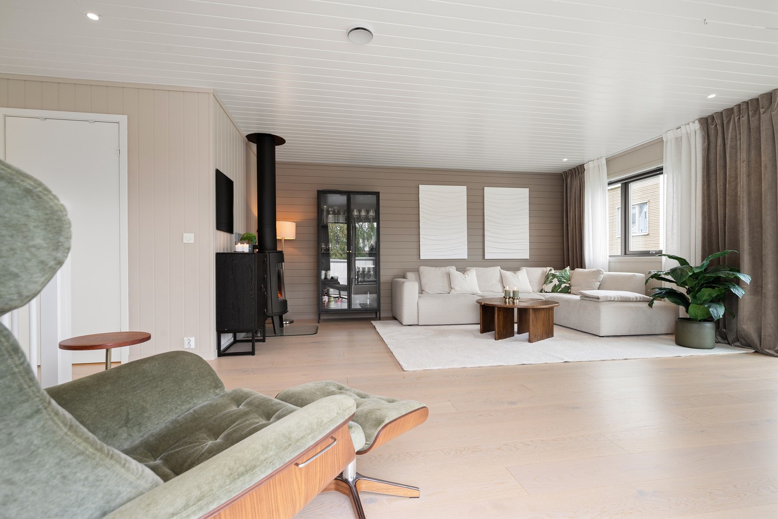 I stuen har du flere naturlige innredningssoner Galleribilde