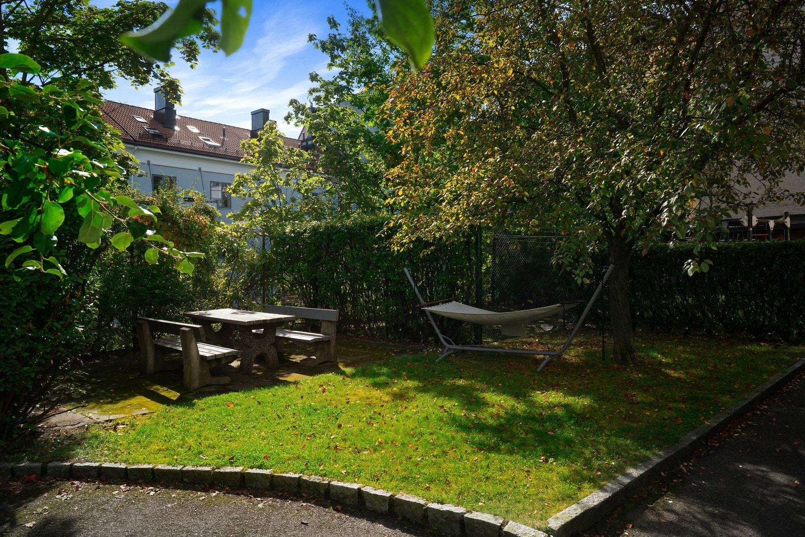 Frodig bakgård med hyggelig uteplass. Galleribilde