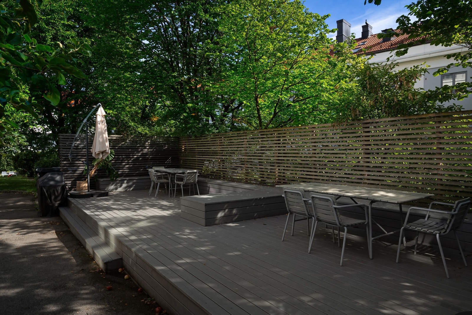 Tomten har opparbeidet bakgård med asfalterte internveier, gressplen, busker,
trær, terrasseplatting og sitteplasser. Galleribilde