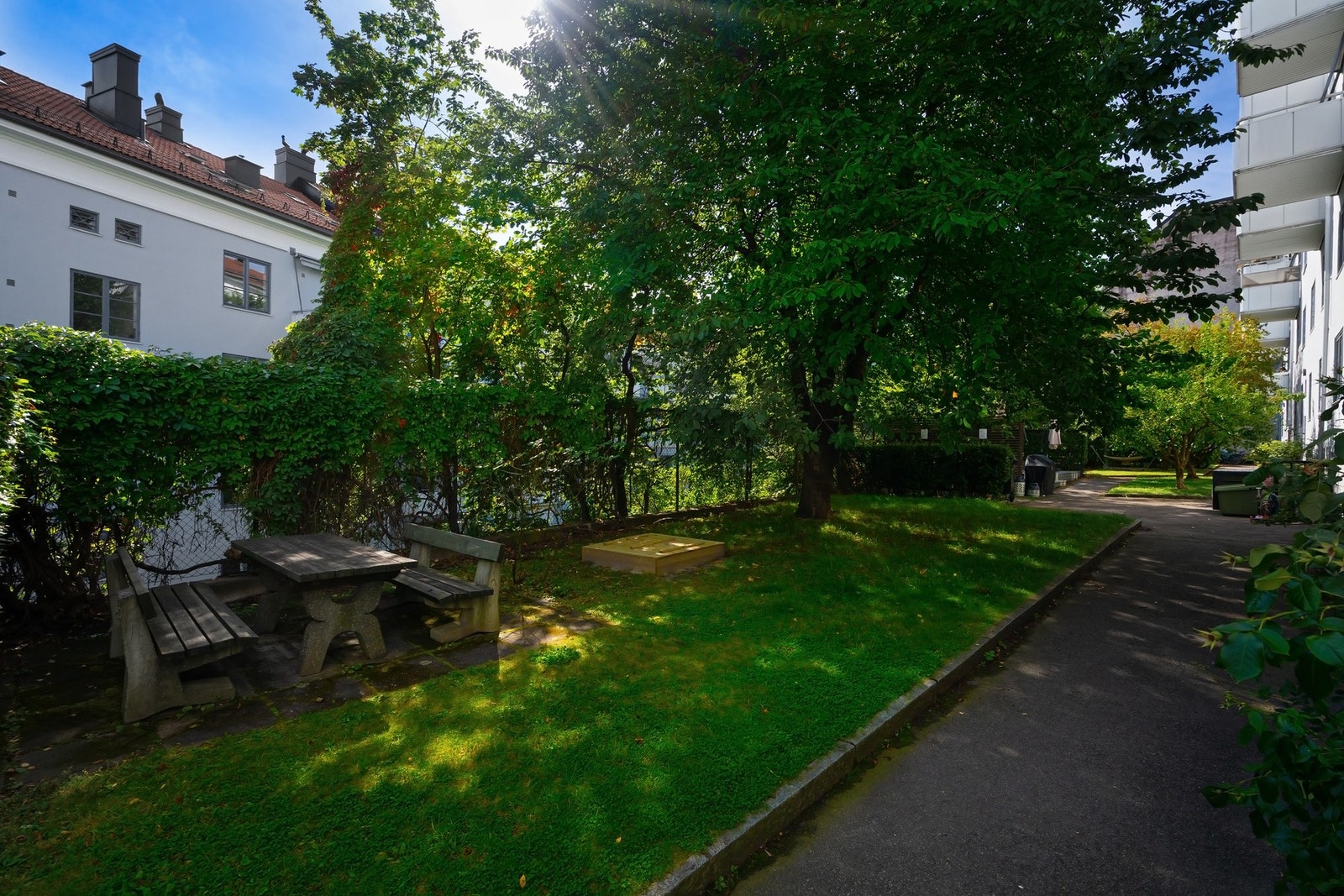 Hyggelig bakgård - en rolig kontrast til det urbane bylivet. Galleribilde