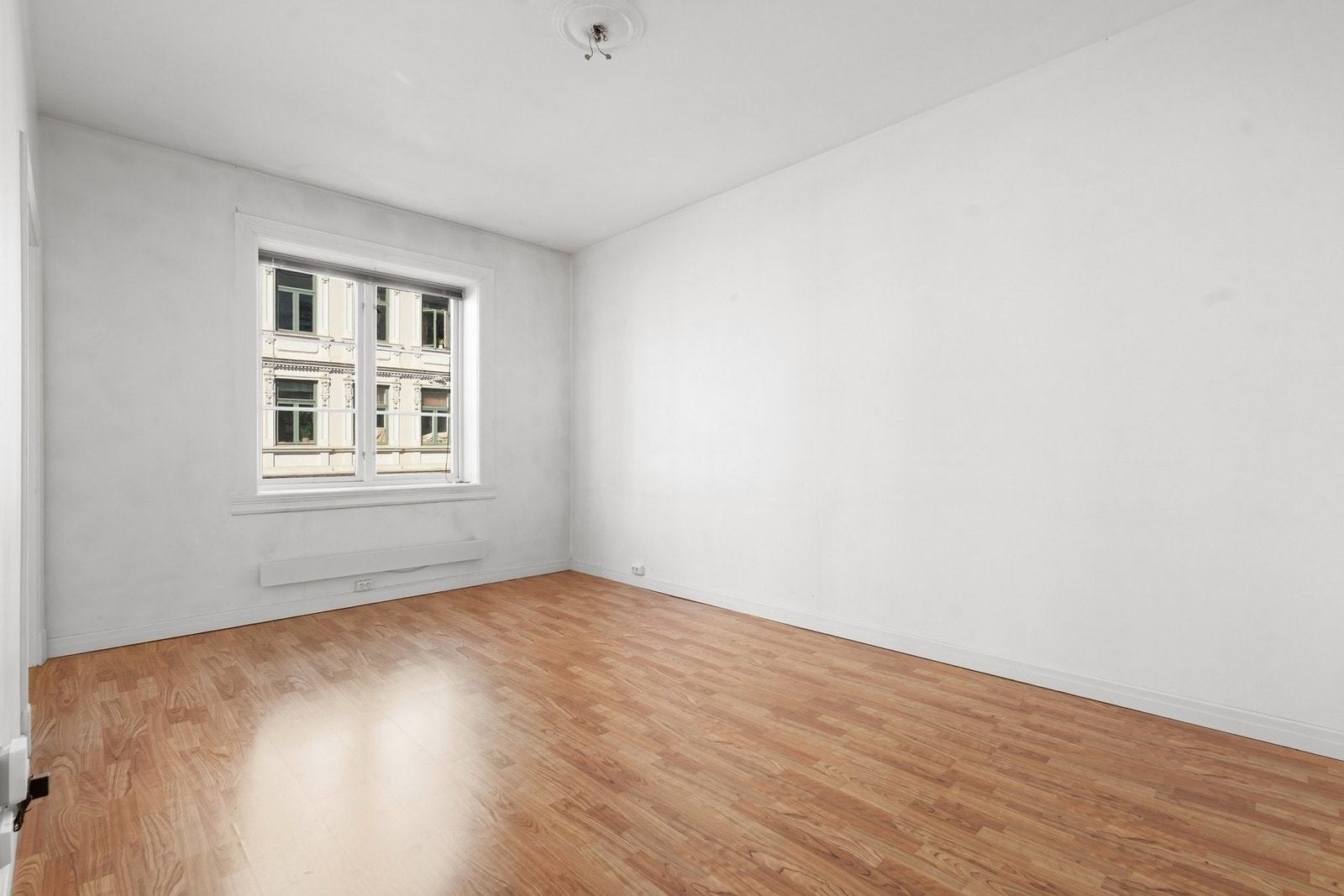 Stuen med store vindusflater. Galleribilde