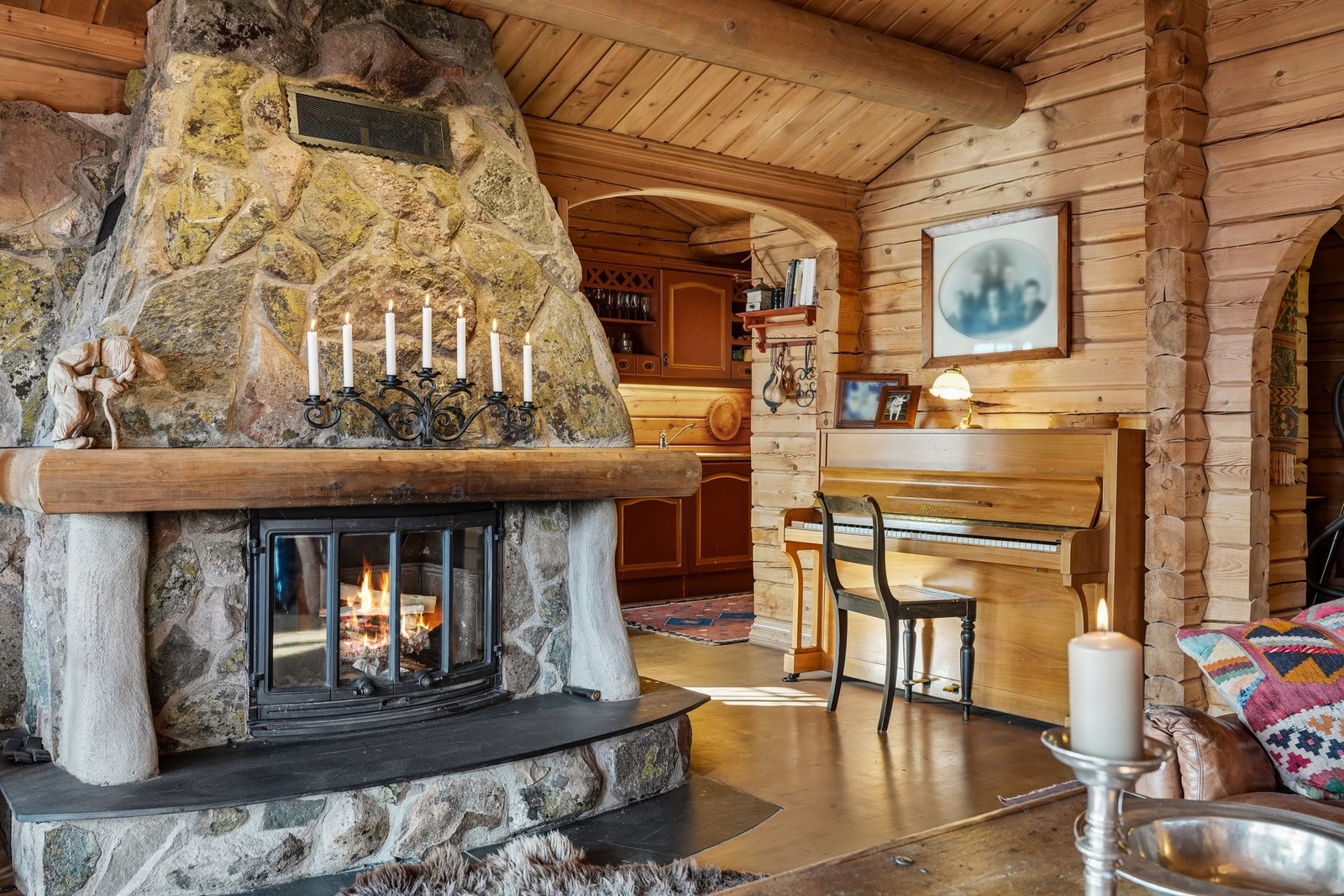 Den robuste, flotte peisen forblendet med naturstein, er som et møbel i seg selv Galleribilde