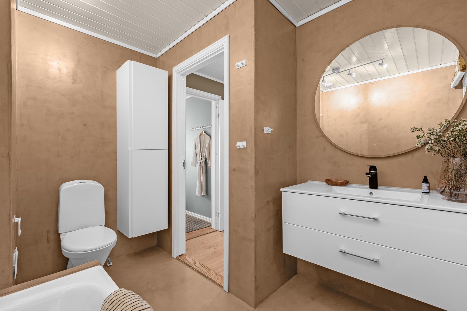 Badet ligger i underetasjen, med adkomst fra trapperommet. Rommet ble overflateoppusset med mikrosement på gulv og vegger i 2020. Galleribilde