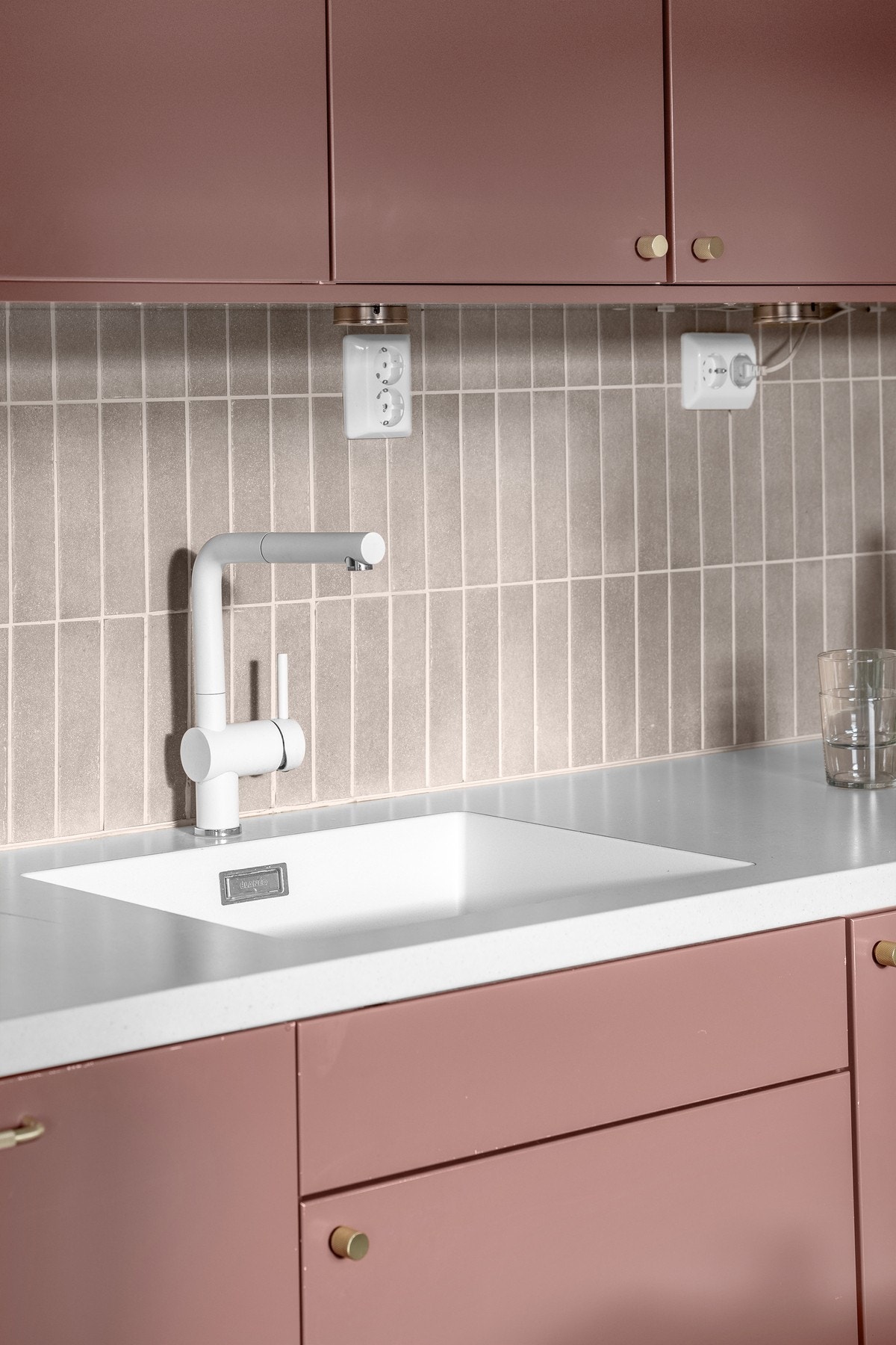 Over benken er det lagt pene fliser som backsplash. Det er installert automatisk lekkasjestopper/varsler til oppvaskemaskinen og komfyrvakt til platetoppen. Galleribilde