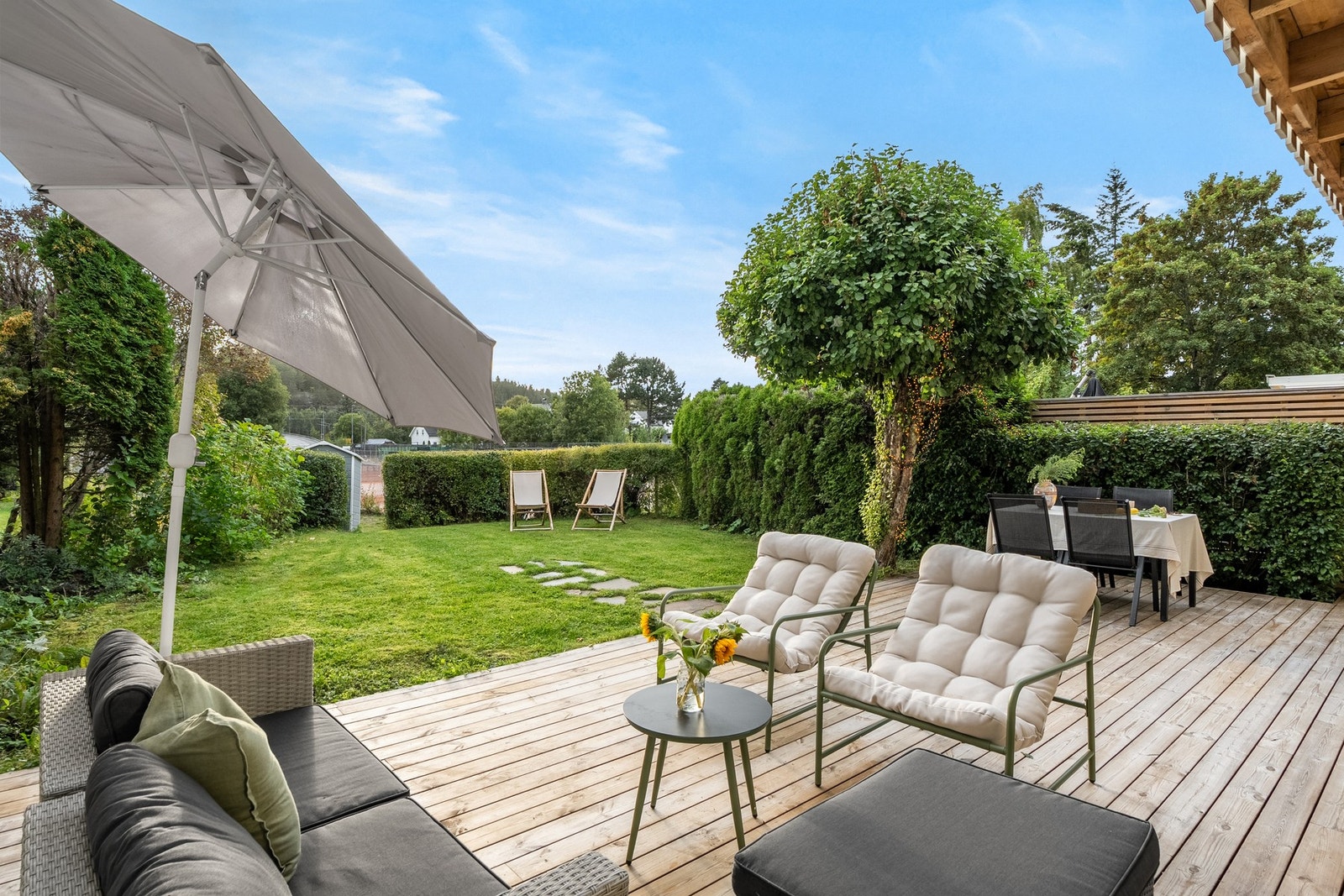 Konglerudtoppen 16 er en attraktiv og familievennlig rekkehusleilighet med vestvendt terrasse, balkong, hagedel og garasjeplass med lader. Galleribilde