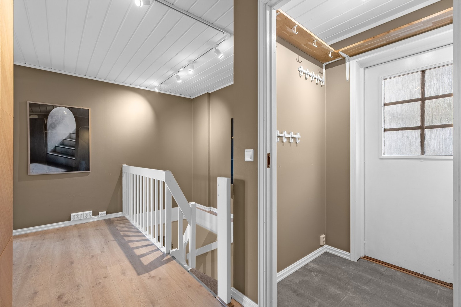 Fra gangen er det dels åpent mot stuen, mens en hvitmalt trapp fører ned til underetasjen, hvor det blant annet er en hyggelig kjellerstue. Galleribilde