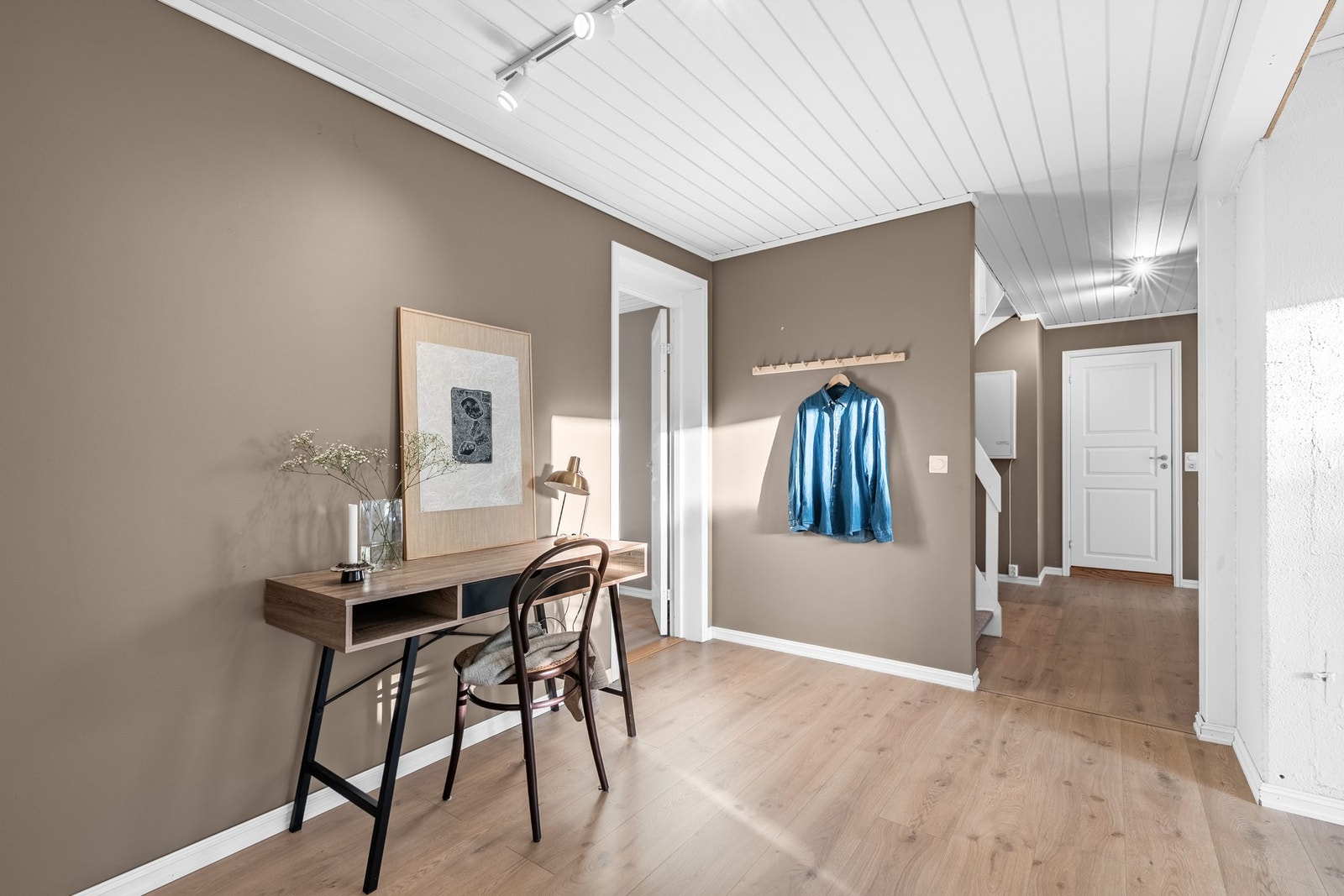 I den åpne løsningen inn til kjellerstuen er det også fin plass til å innrede med skrivebord/kontorplass. Galleribilde