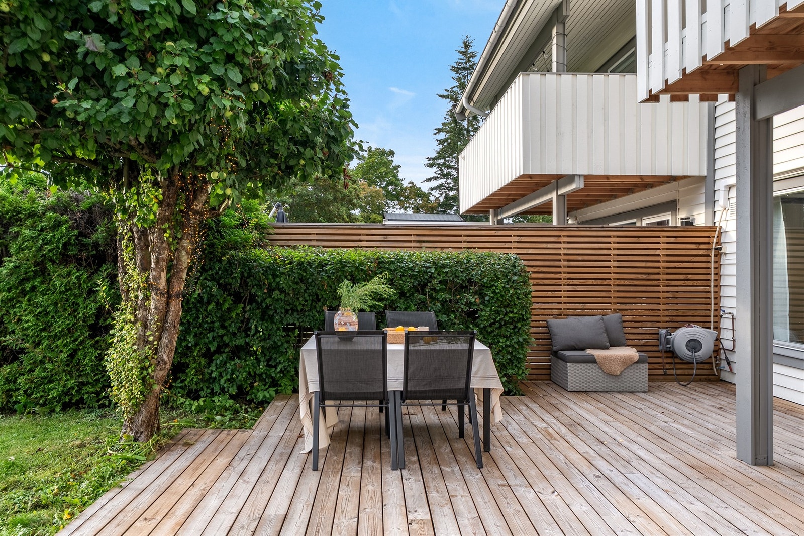 Terrassen har dekke av terrassebord, utebelysning, utestikk, god plass til flere møbelgrupper. I 2026 ble utekranen skiftet. Galleribilde