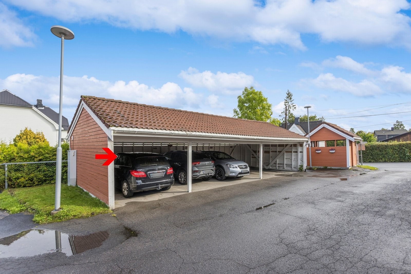 Boligen har tilhørende carport (lengst til venstre i bildet) Galleribilde