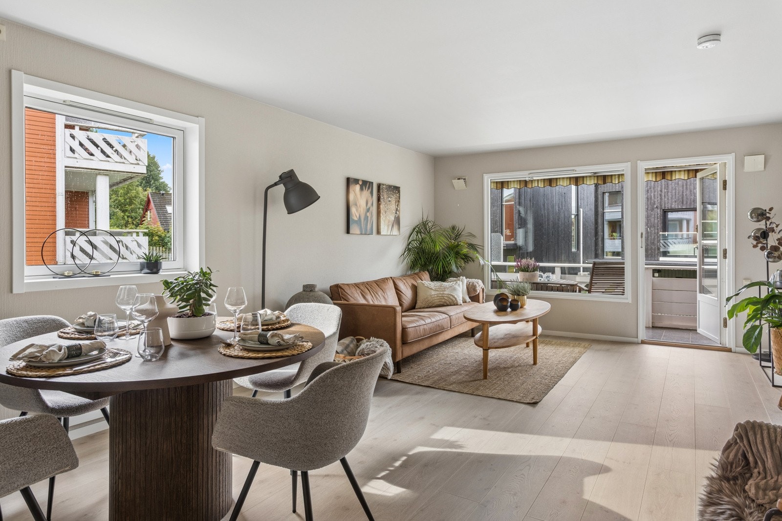 Stuen er romslig og lett å møblere Galleribilde