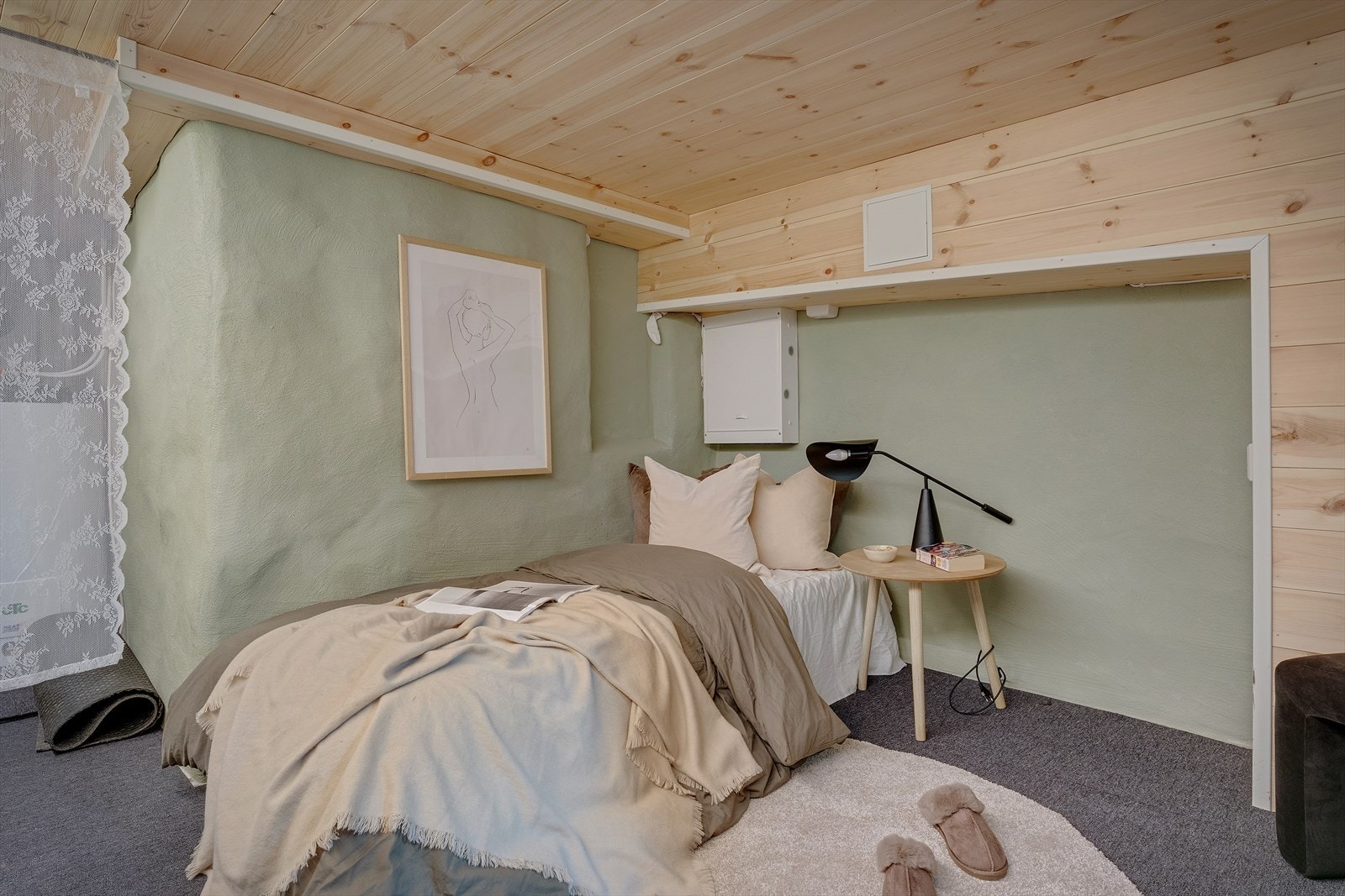 Innredet rom i kjelleren med teppegulv og panel på veggene. Galleribilde