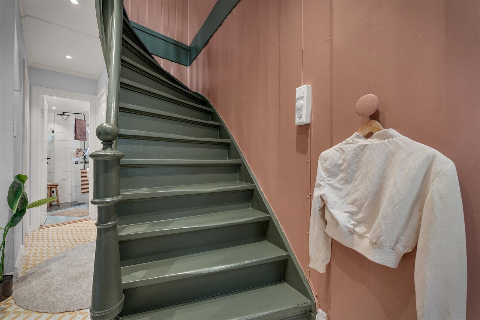 Fra entreen fører trappen opp til husets andre etasje. Galleribilde