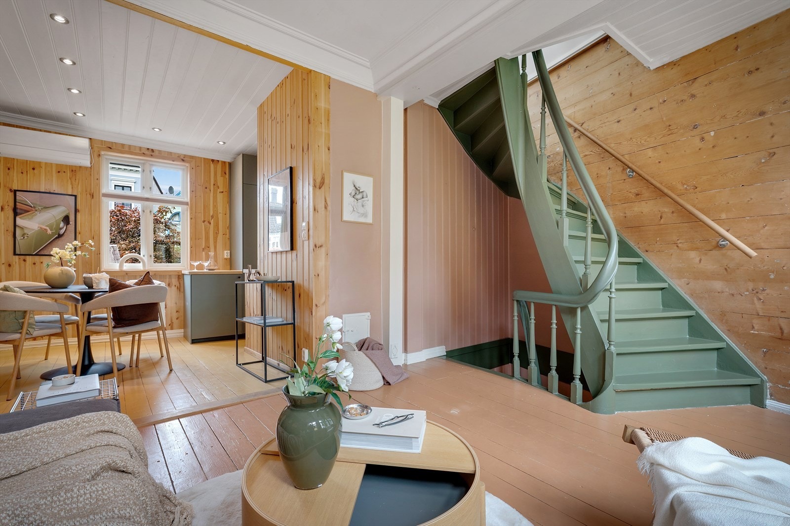 Den sjarmerende trappen binder etasjene sammen. Galleribilde