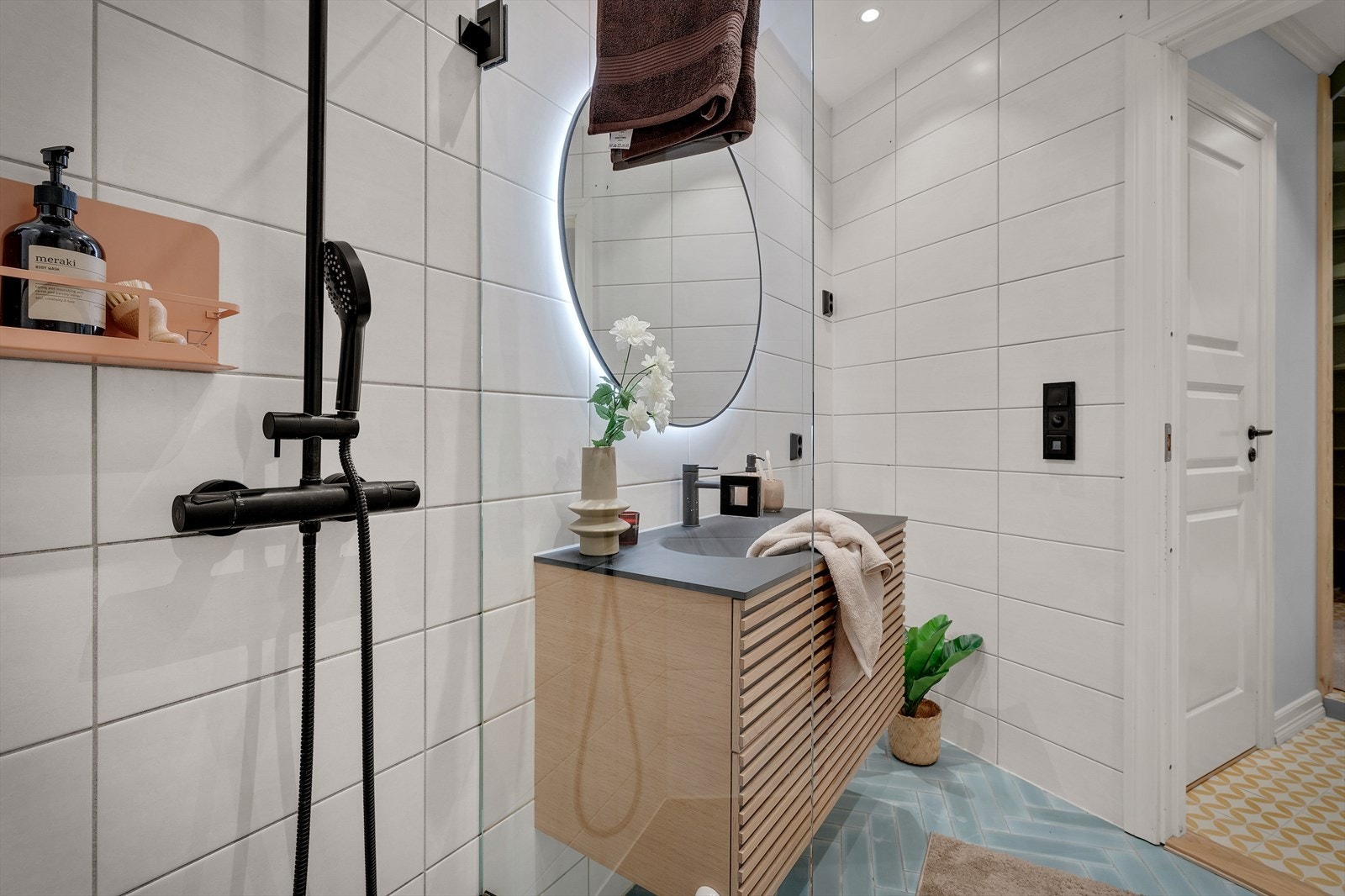 Badet har flislagte overflater og behagelig gulvvarme. Galleribilde