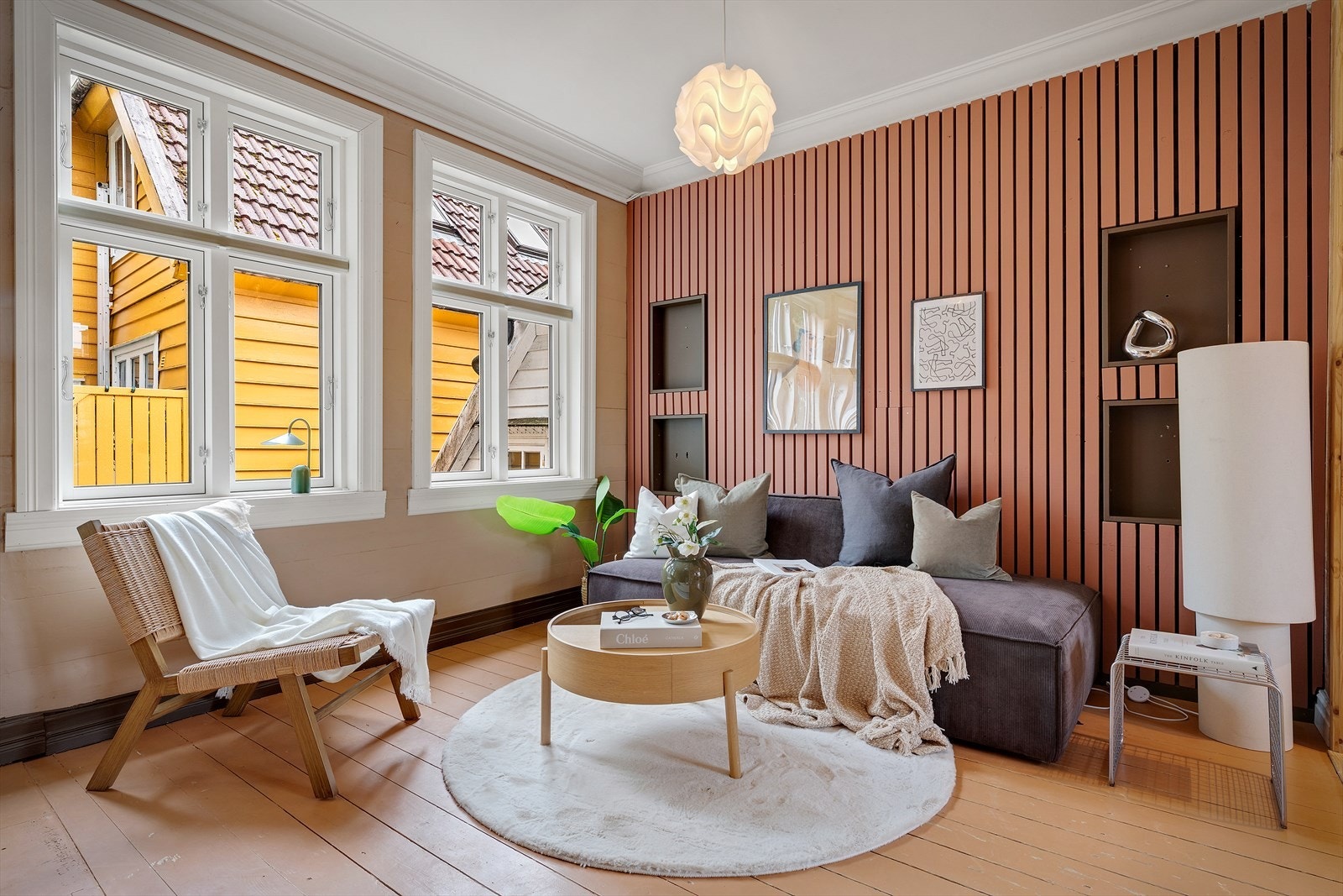 Stuen har en moderne spilevegg og god plass til sofagruppe. Galleribilde