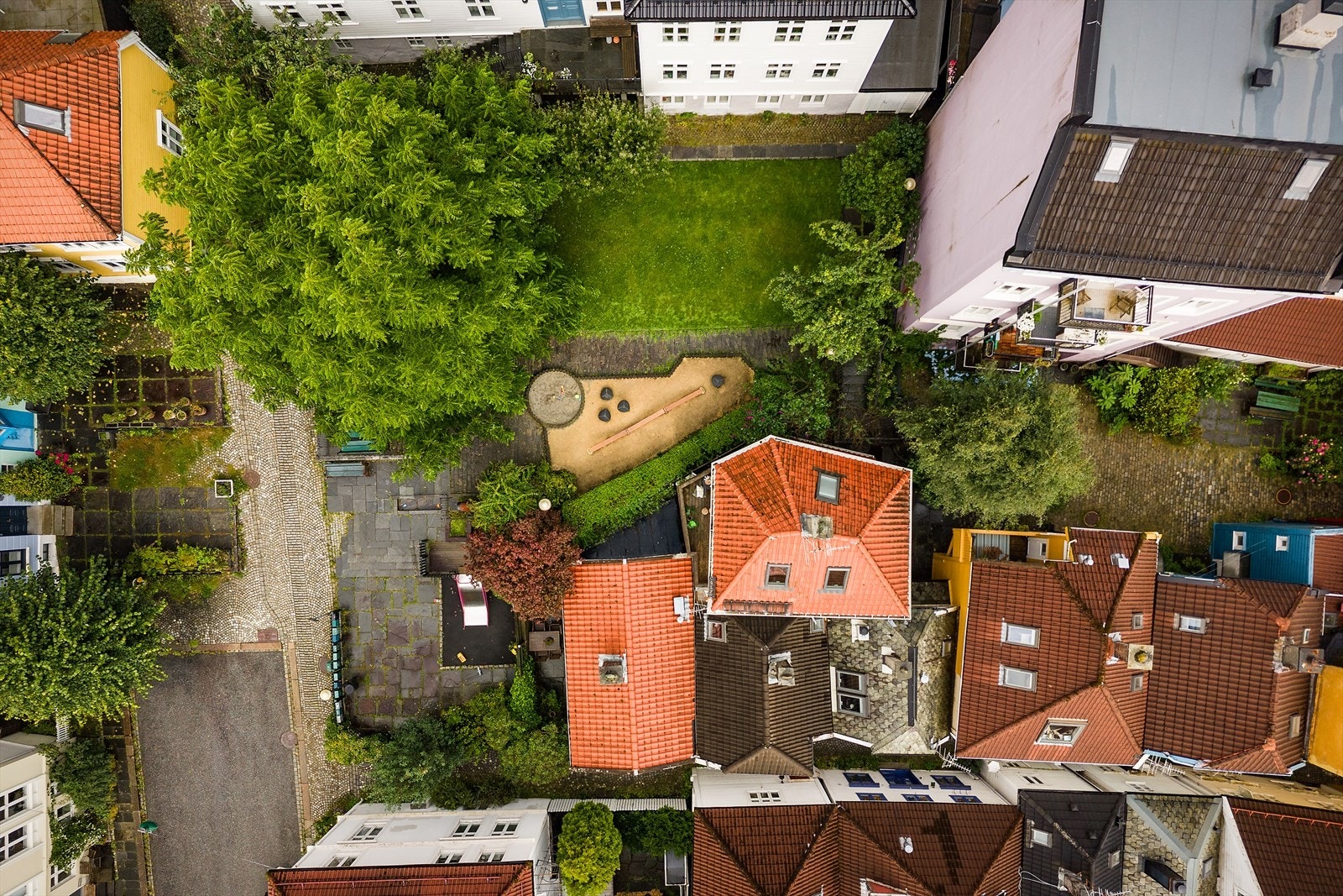Eiendommen ligger tilbaketrukket i et rolig og etablert nabolag. Galleribilde