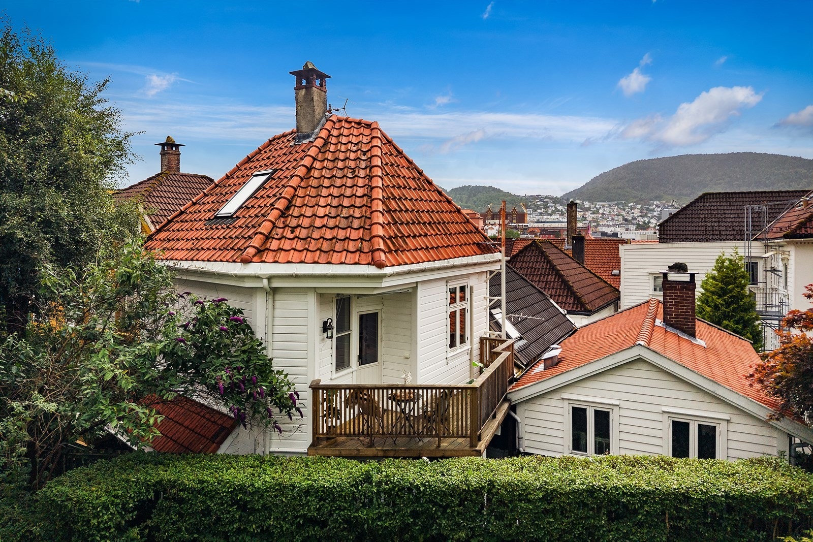 Boligen ligger idyllisk til blant sjarmerende trehusbebyggelse på Nordnes. Galleribilde