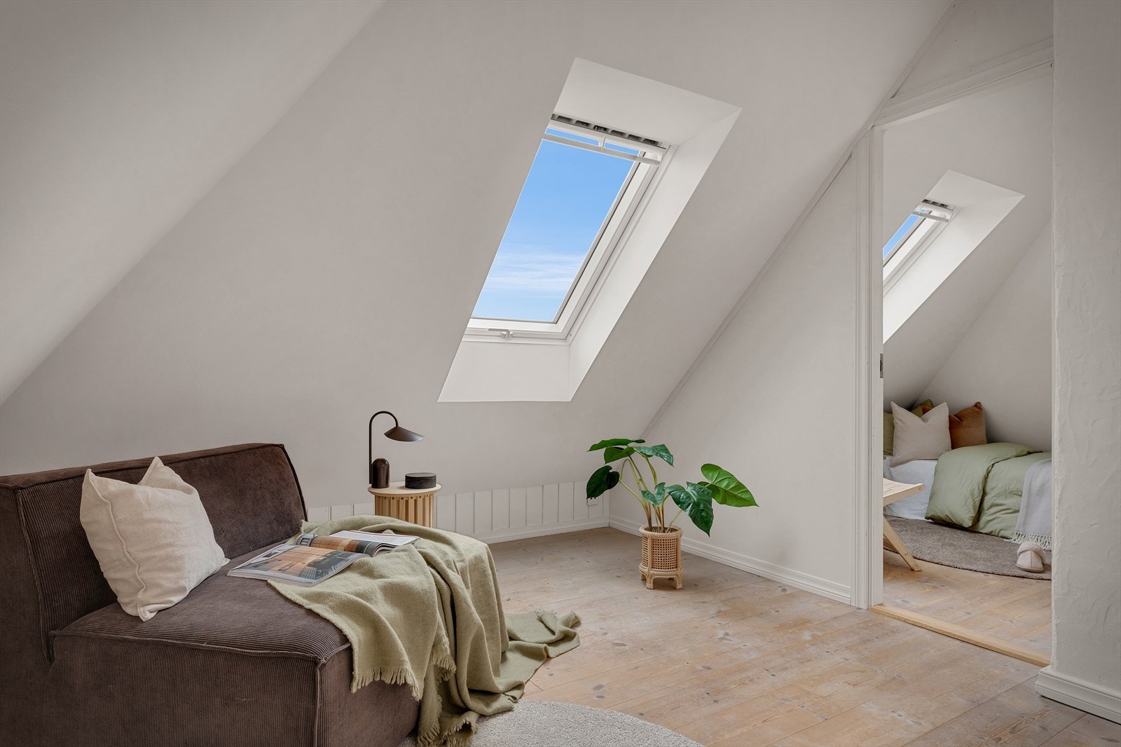 Takvinduet gir godt med naturlig lys til rommet. Galleribilde