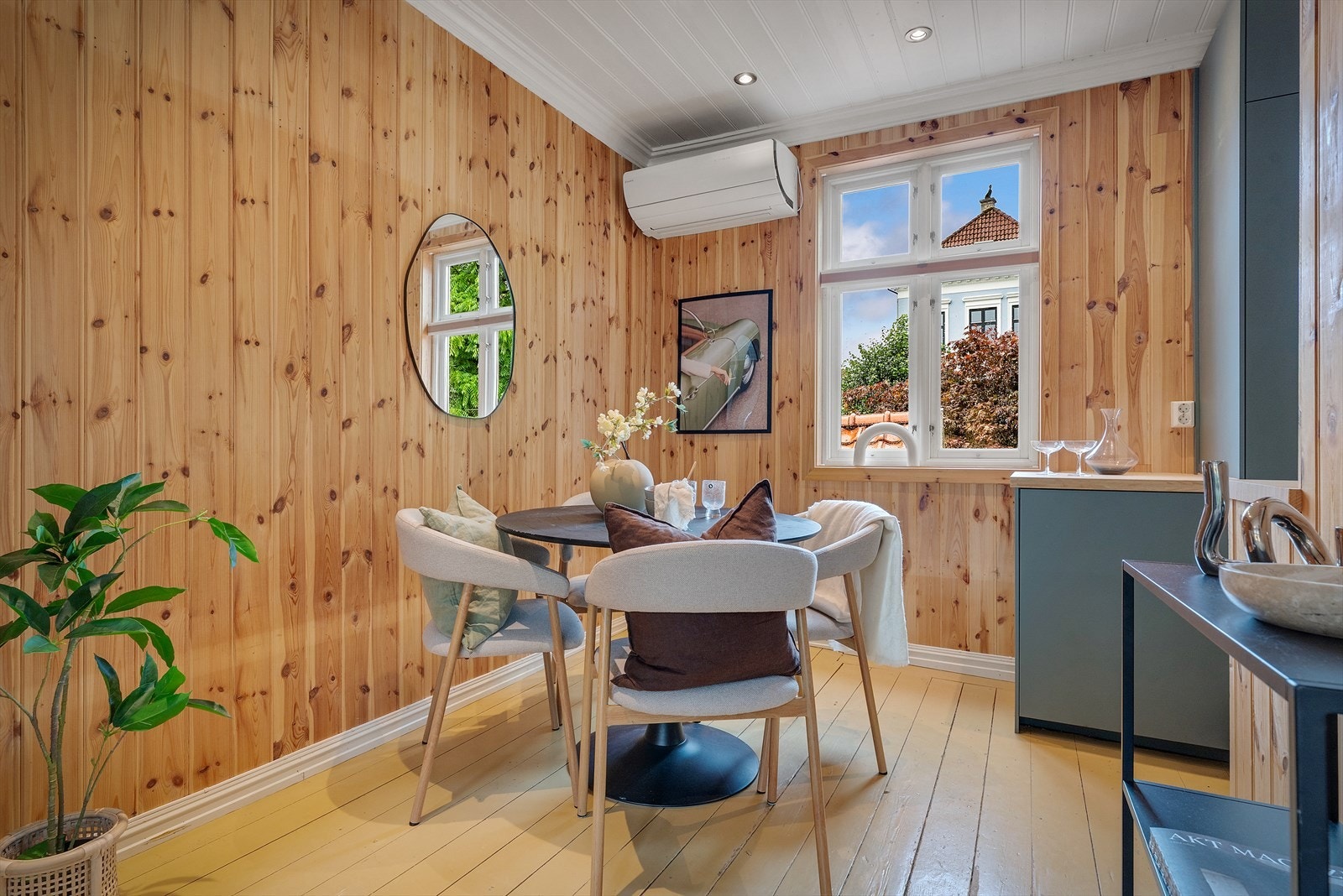 Spisestuen har en lun atmosfære med trepanel på veggene. Galleribilde