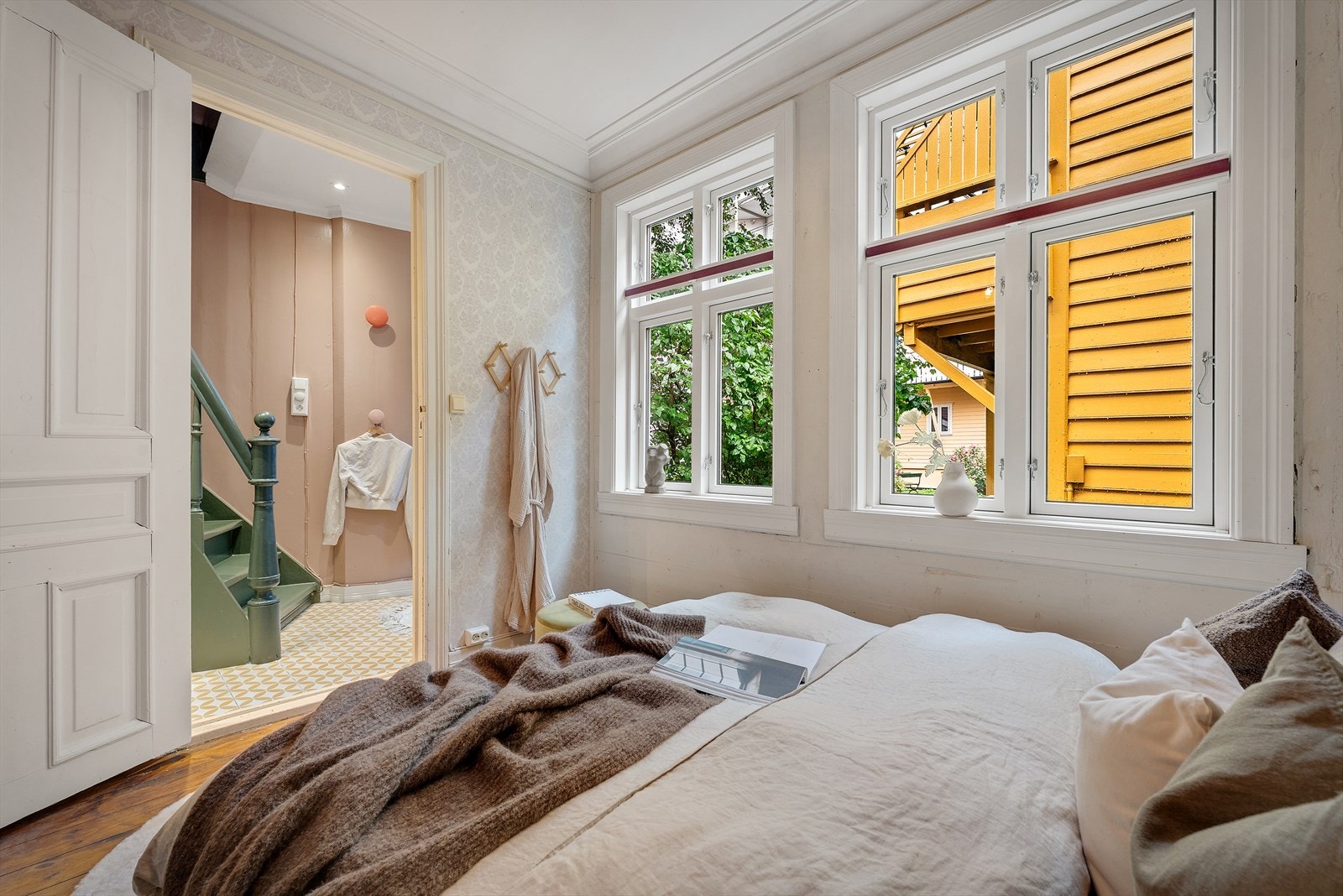 Store vinduer gir godt med dagslys inn på soverommet. Galleribilde