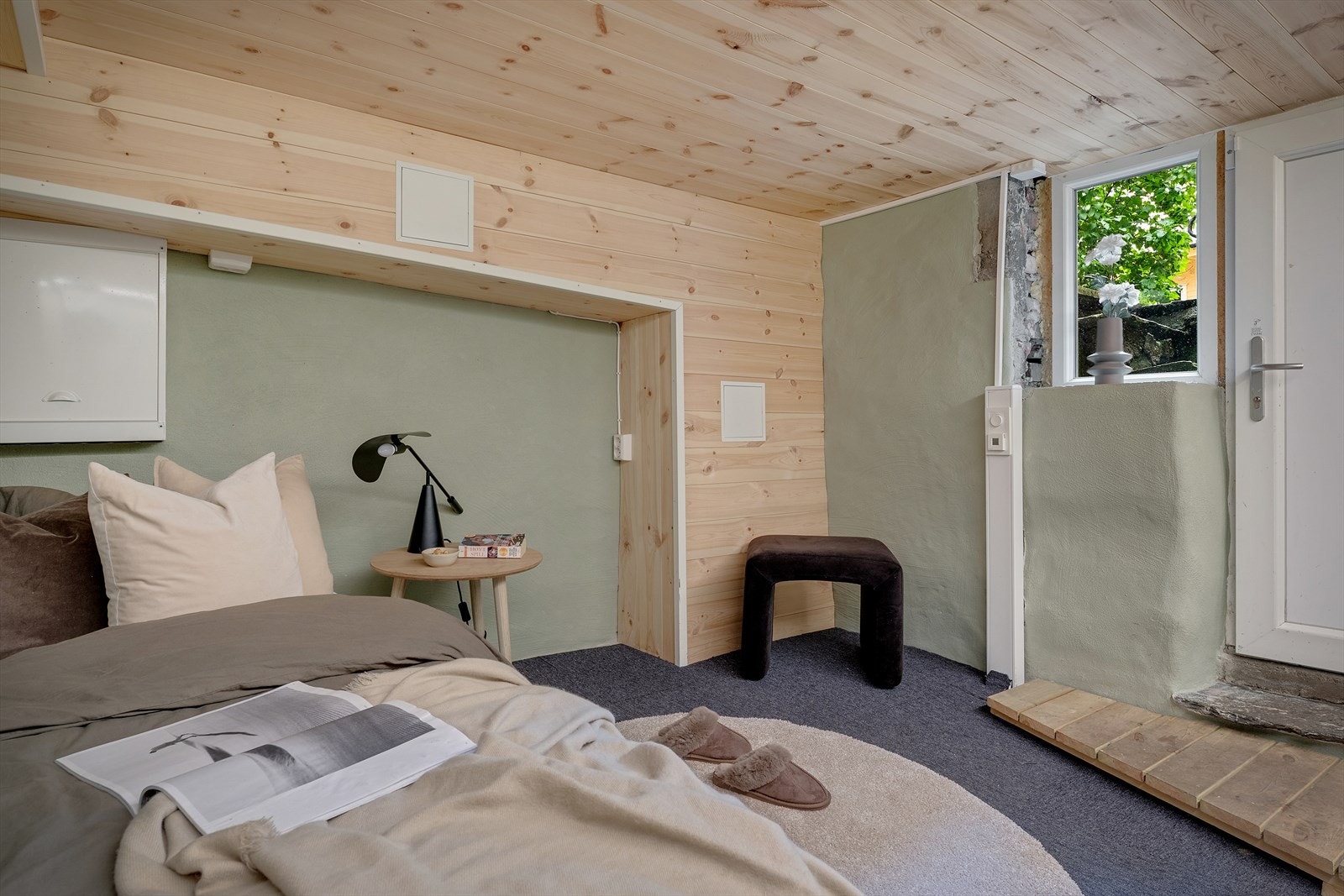 Rommet har egen utgang til uteområdet. Galleribilde